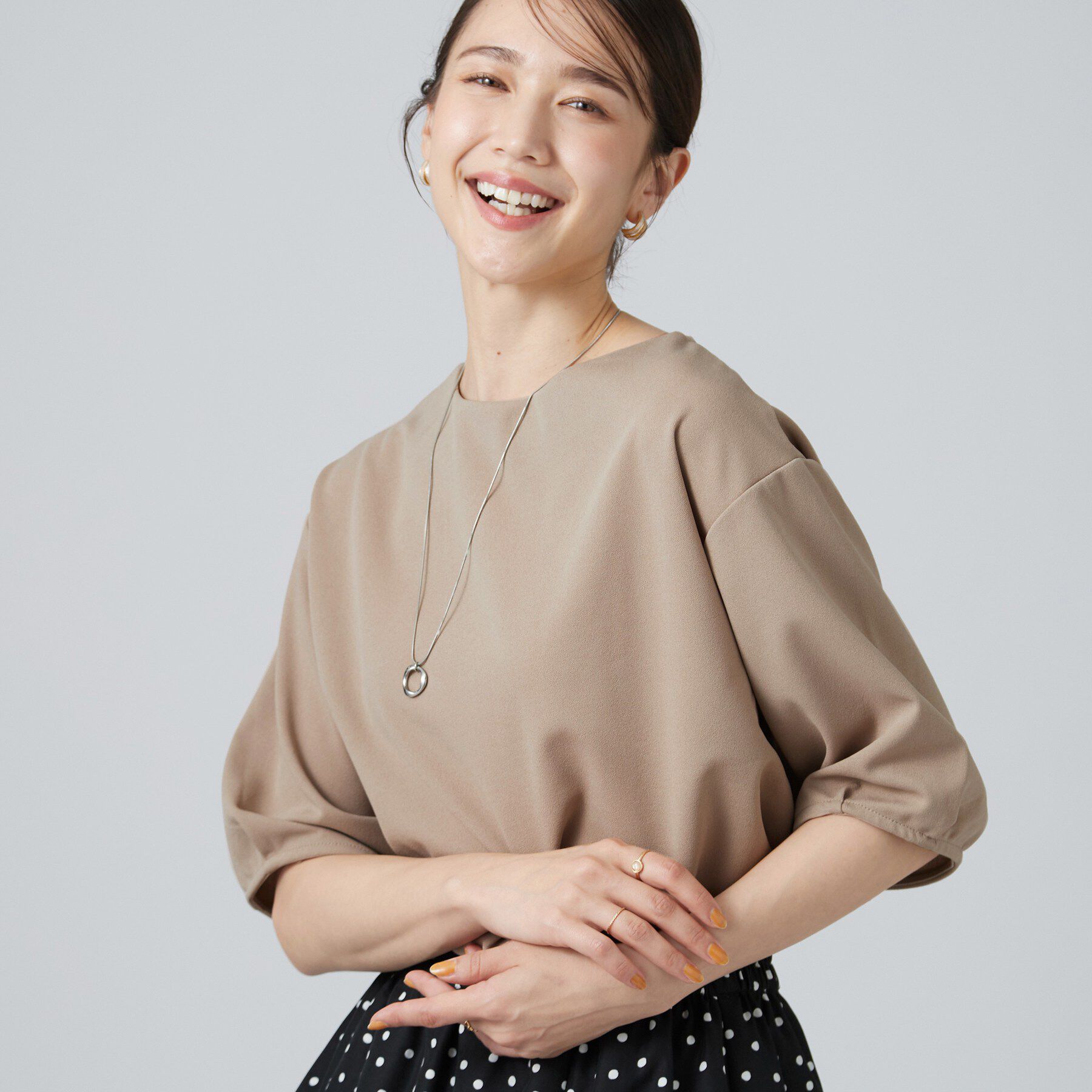 SHOO･LA･RUE「【2点セット/洗濯機可/S-LL】インせず着られる ネックレス付き 5分袖Ｔシャツ」|Tシャツ・カットソー|モカブラウン(042