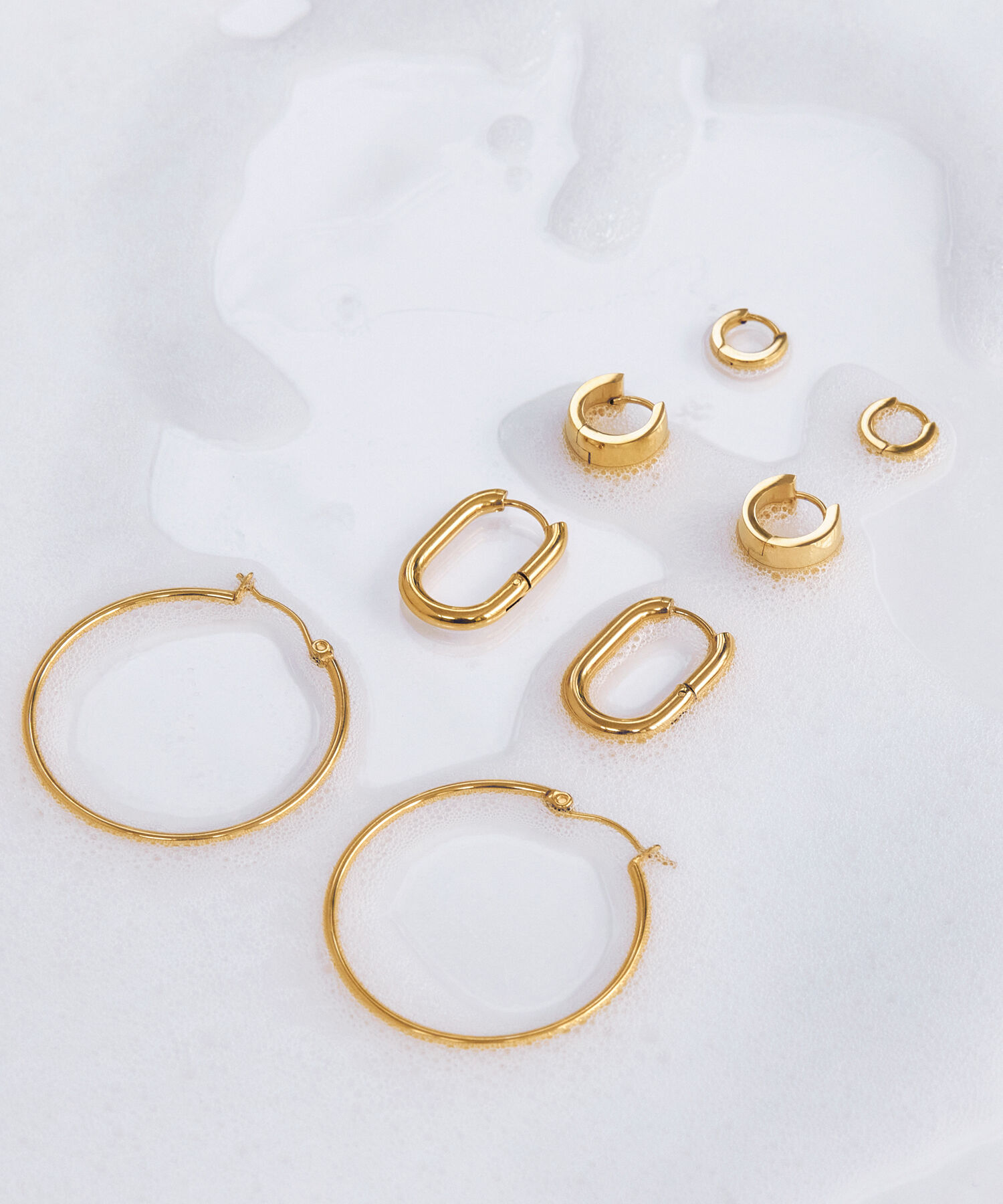 Phoebe「【金属アレルギー対応】ワンタッチビジューフープミニピアス　ゴールド/サージカルステンレス」|ピアス|