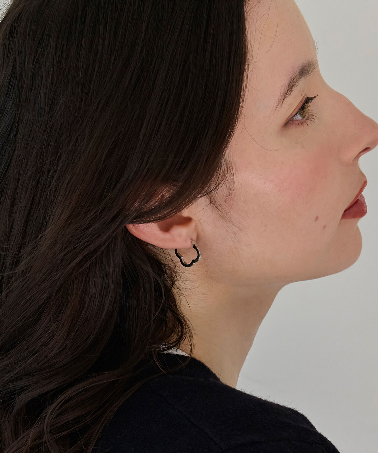 Phoebe「【金属アレルギー対応】フラワーワンタッチフープピアス　シルバー/サージカルステンレス」|ピアス|