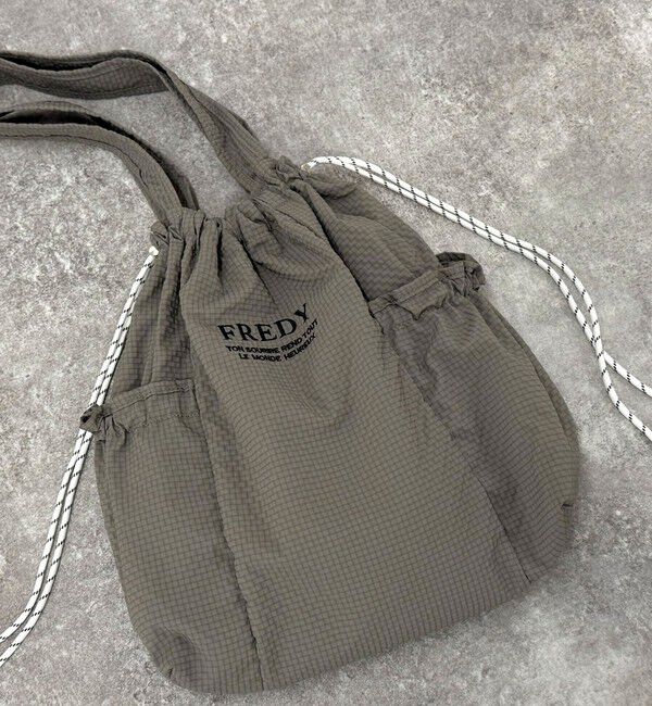 fredy emue「《新色追加》【WEB限定カラーあり】撥水サッカーサイドポケットトートバッグ」|トートバッグ|チャコールグレー
