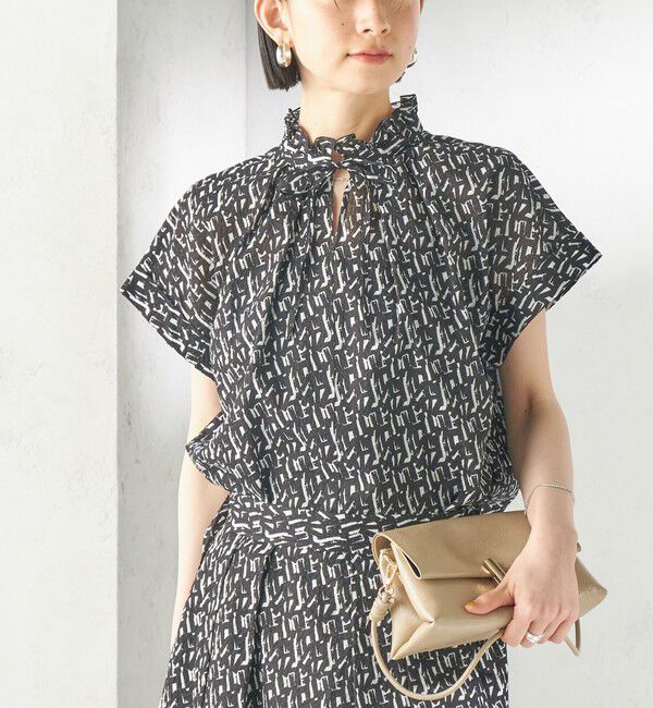 SHIPS for women「〈手洗い可能〉サッカー プリント フリル ネック 半袖 ブラウス」|シャツ・ブラウス|ブラック