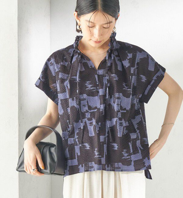 SHIPS for women「〈手洗い可能〉サッカー プリント フリル ネック 半袖 ブラウス」|シャツ・ブラウス|ロイヤルブルー