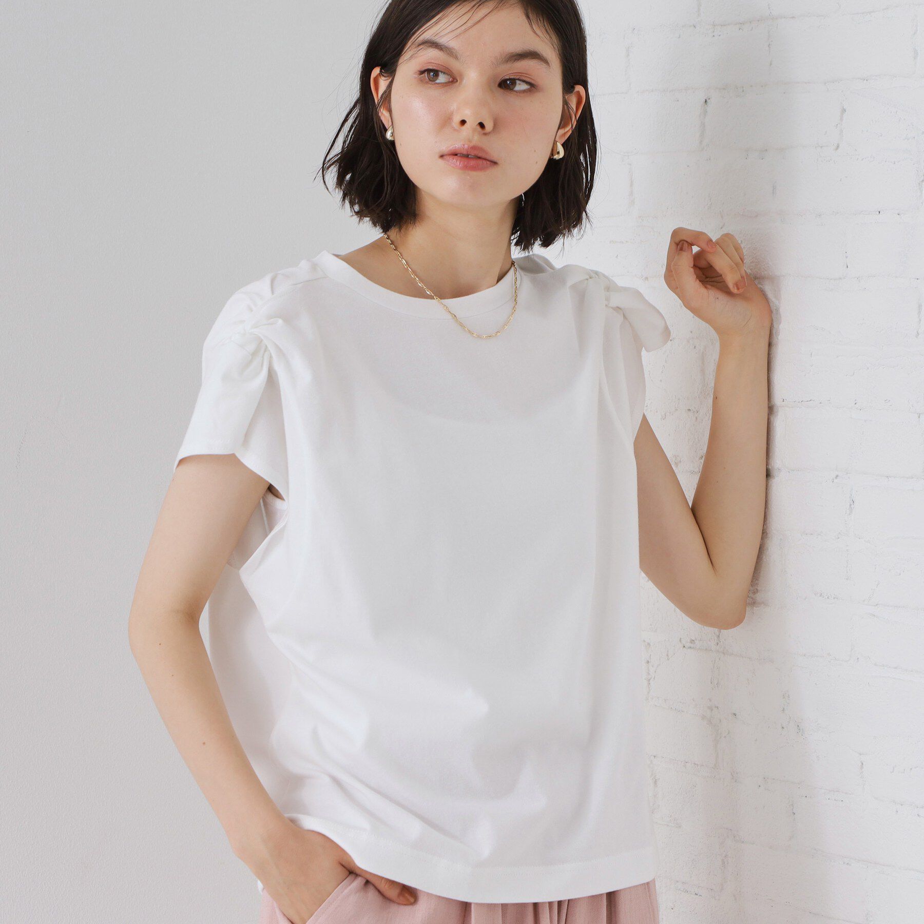 THE SHOP TK「【ひんやり/汗じみ防止】ツイストアクセントトップス」|Tシャツ・カットソー|オフホワイト(003