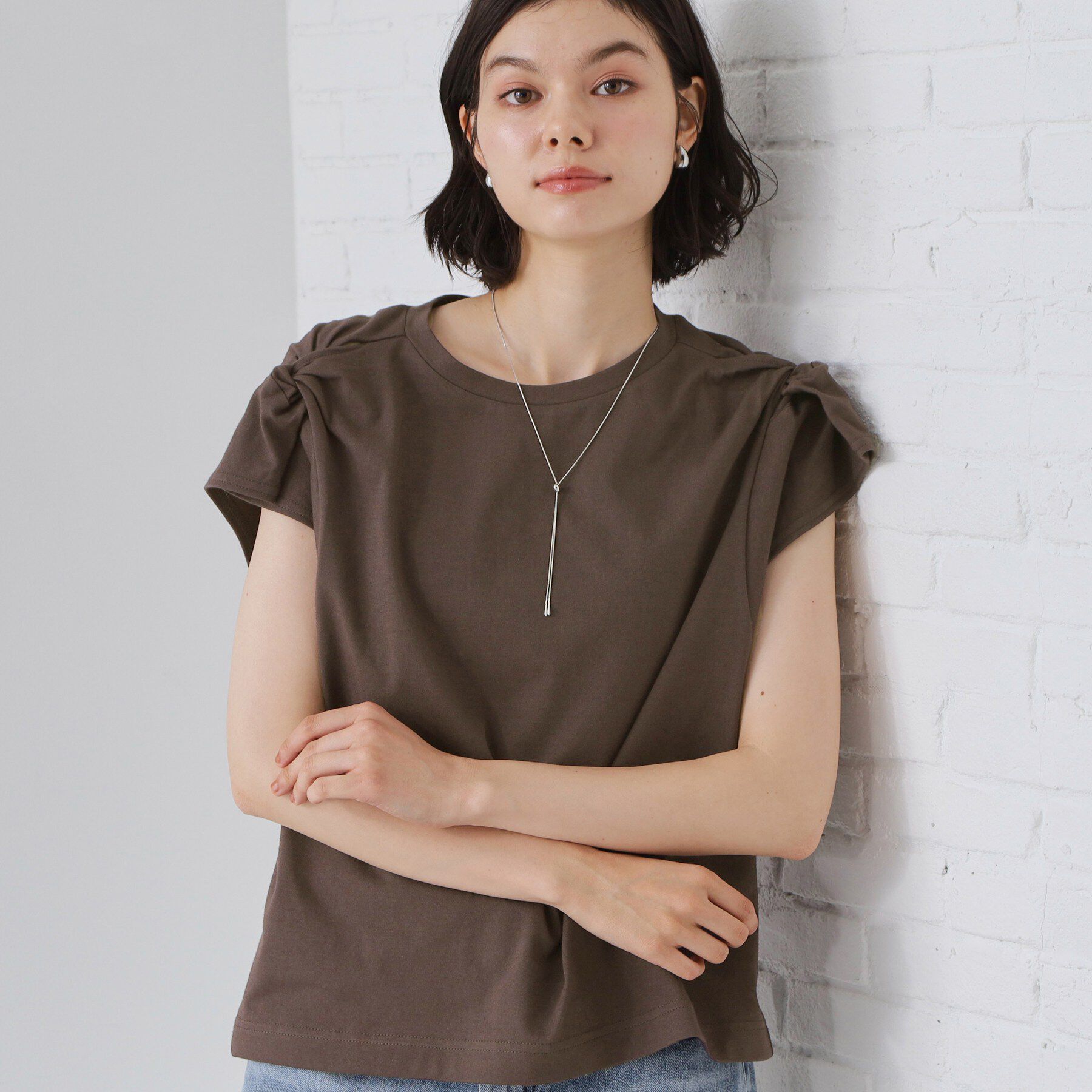 THE SHOP TK「【ひんやり/汗じみ防止】ツイストアクセントトップス」|Tシャツ・カットソー|ブラウン(043)
