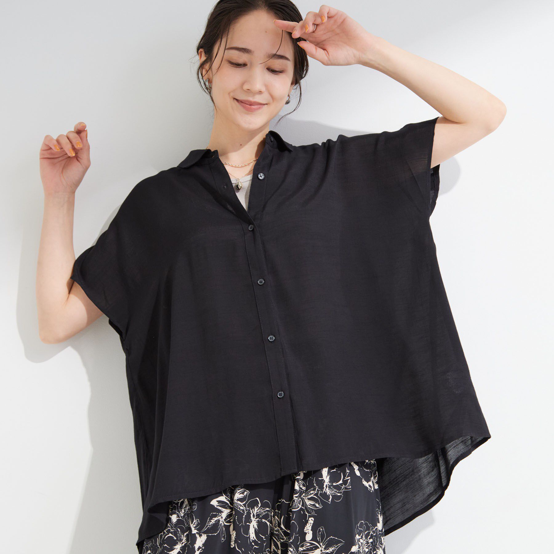 SHOO･LA･RUE「【ひんやり/UV】ほんのりシアーで上品な バックギャザーブラウス」|シャツ・ブラウス|ブラック(019)