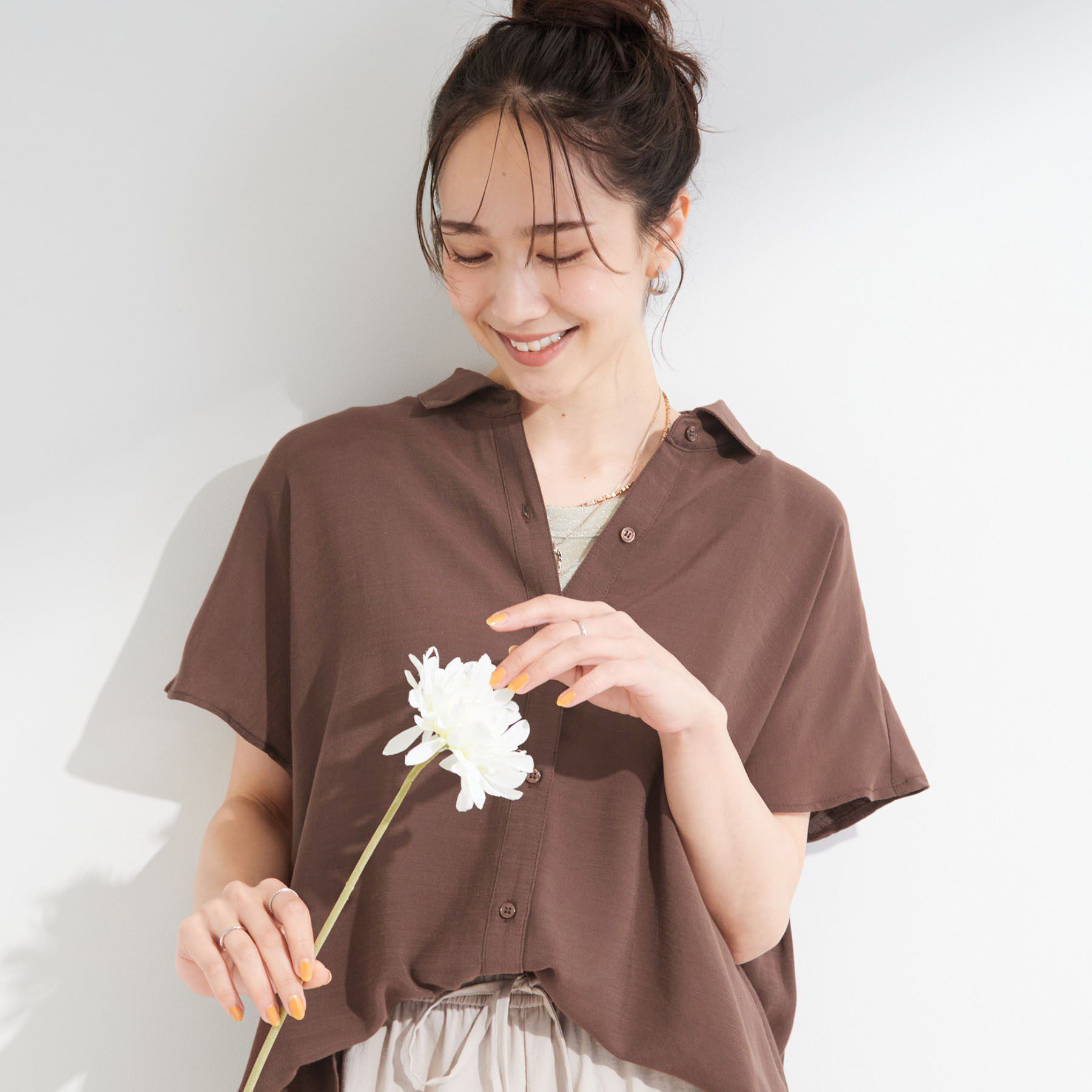 SHOO･LA･RUE「【ひんやり/UV】ほんのりシアーで上品な バックギャザーブラウス」|シャツ・ブラウス|ブラウン(043)