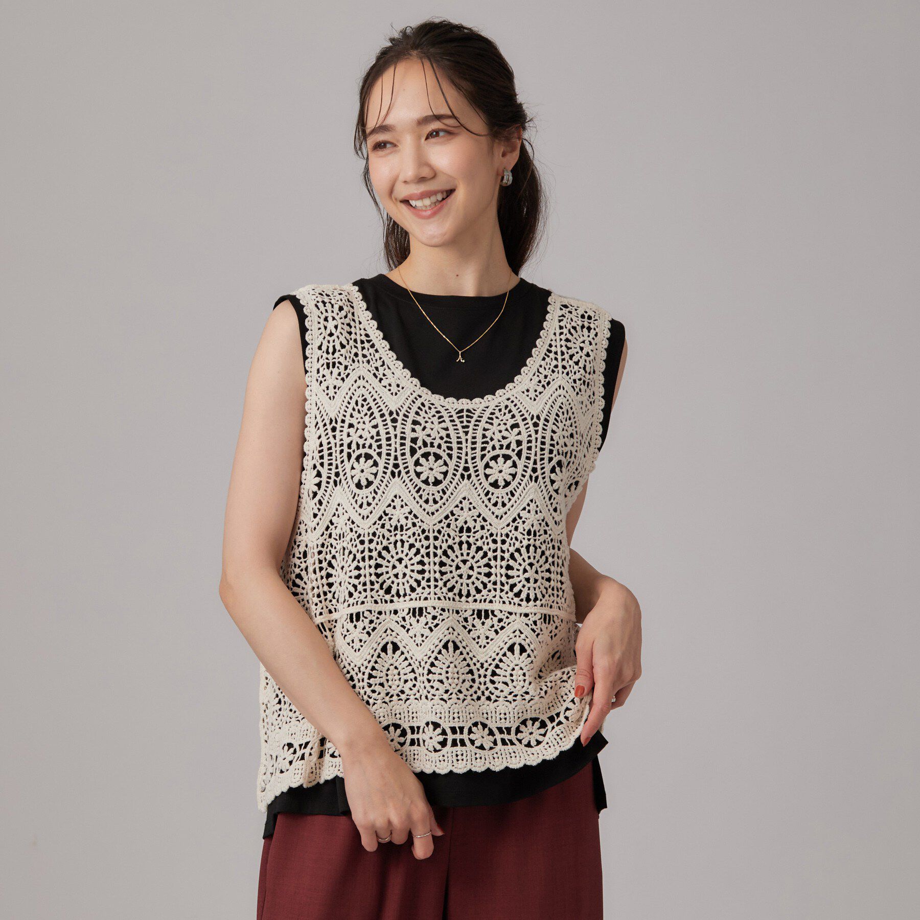 SHOO･LA･RUE「【2点セット/体型カバー】瞬間レイヤードコーデが完成 クロシェ編みベスト+ロゴT」|Tシャツ・カットソー|