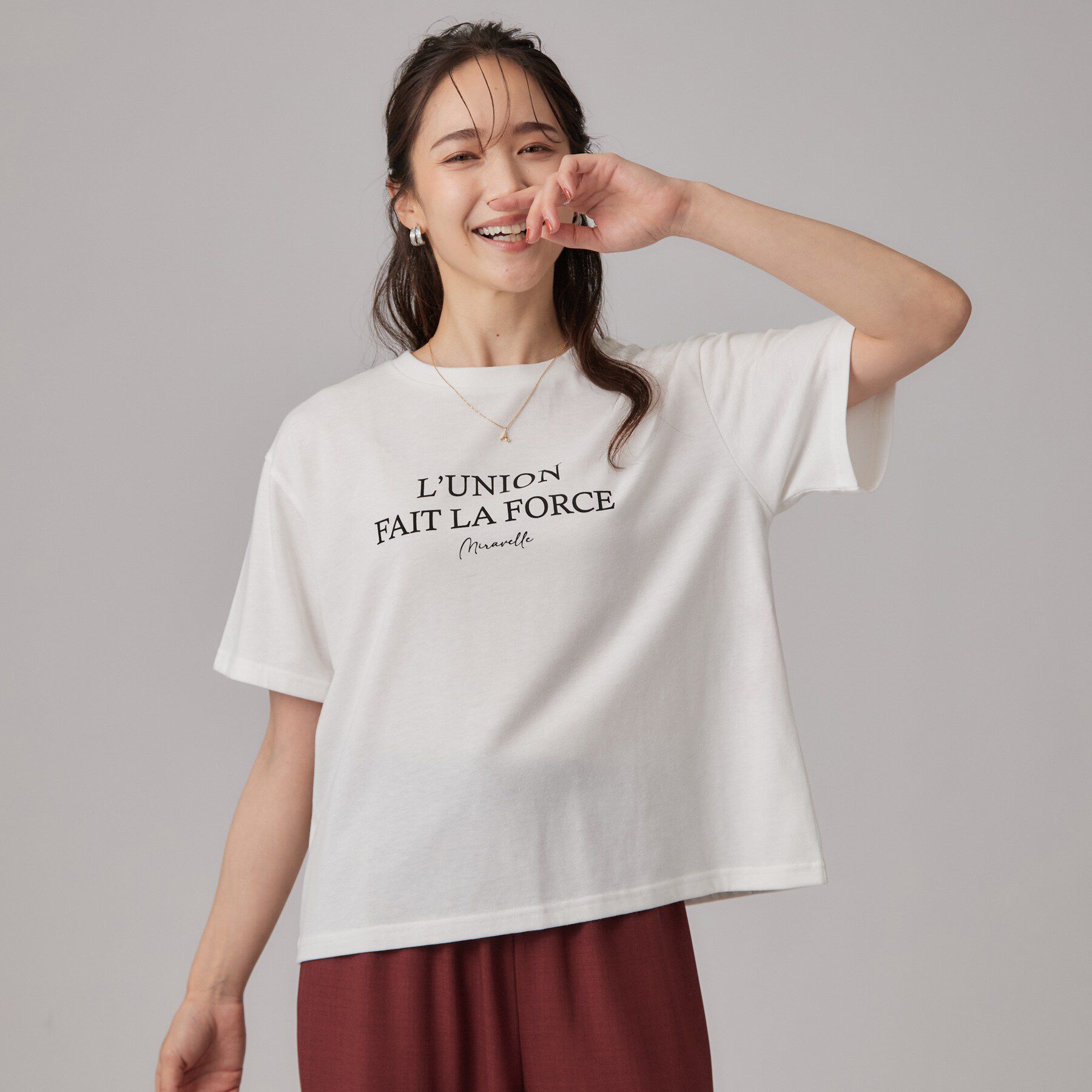 SHOO･LA･RUE「【2点セット/体型カバー】瞬間レイヤードコーデが完成 クロシェ編みベスト+ロゴT」|Tシャツ・カットソー|