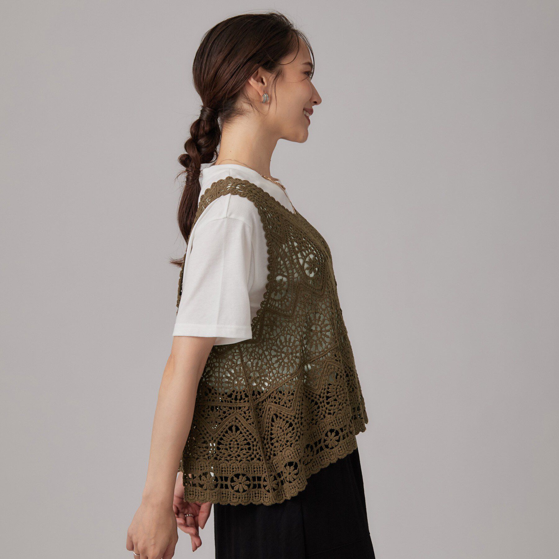 SHOO･LA･RUE「【2点セット/体型カバー】瞬間レイヤードコーデが完成 クロシェ編みベスト+ロゴT」|Tシャツ・カットソー|
