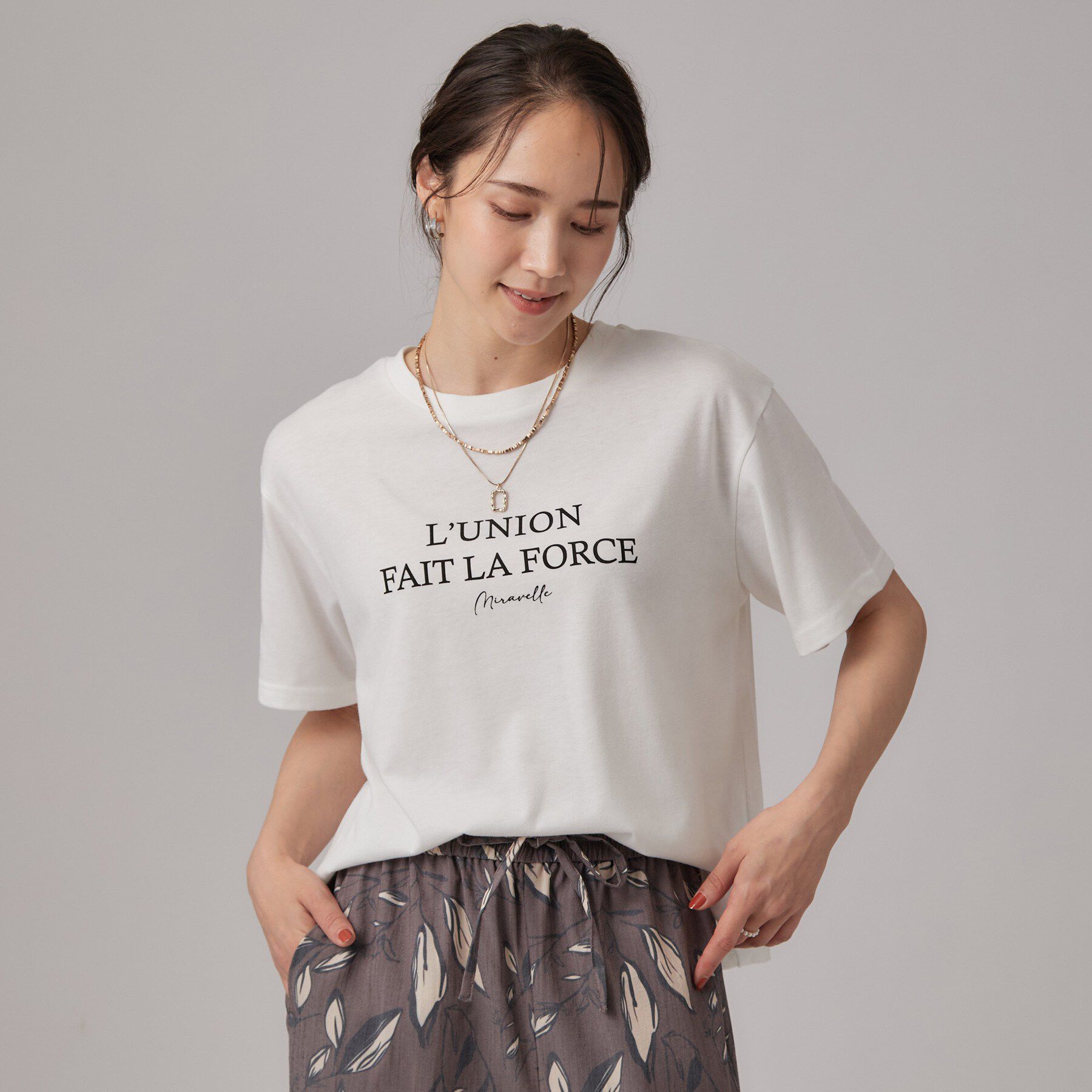 SHOO･LA･RUE「【2点セット/体型カバー】瞬間レイヤードコーデが完成 クロシェ編みベスト+ロゴT」|Tシャツ・カットソー|