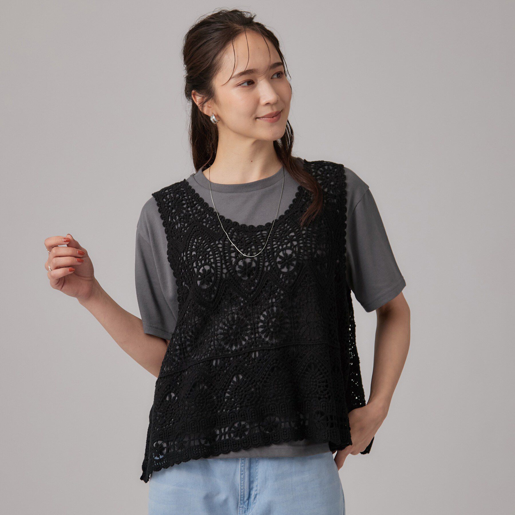 SHOO･LA･RUE「【2点セット/体型カバー】瞬間レイヤードコーデが完成 クロシェ編みベスト+ロゴT」|Tシャツ・カットソー|