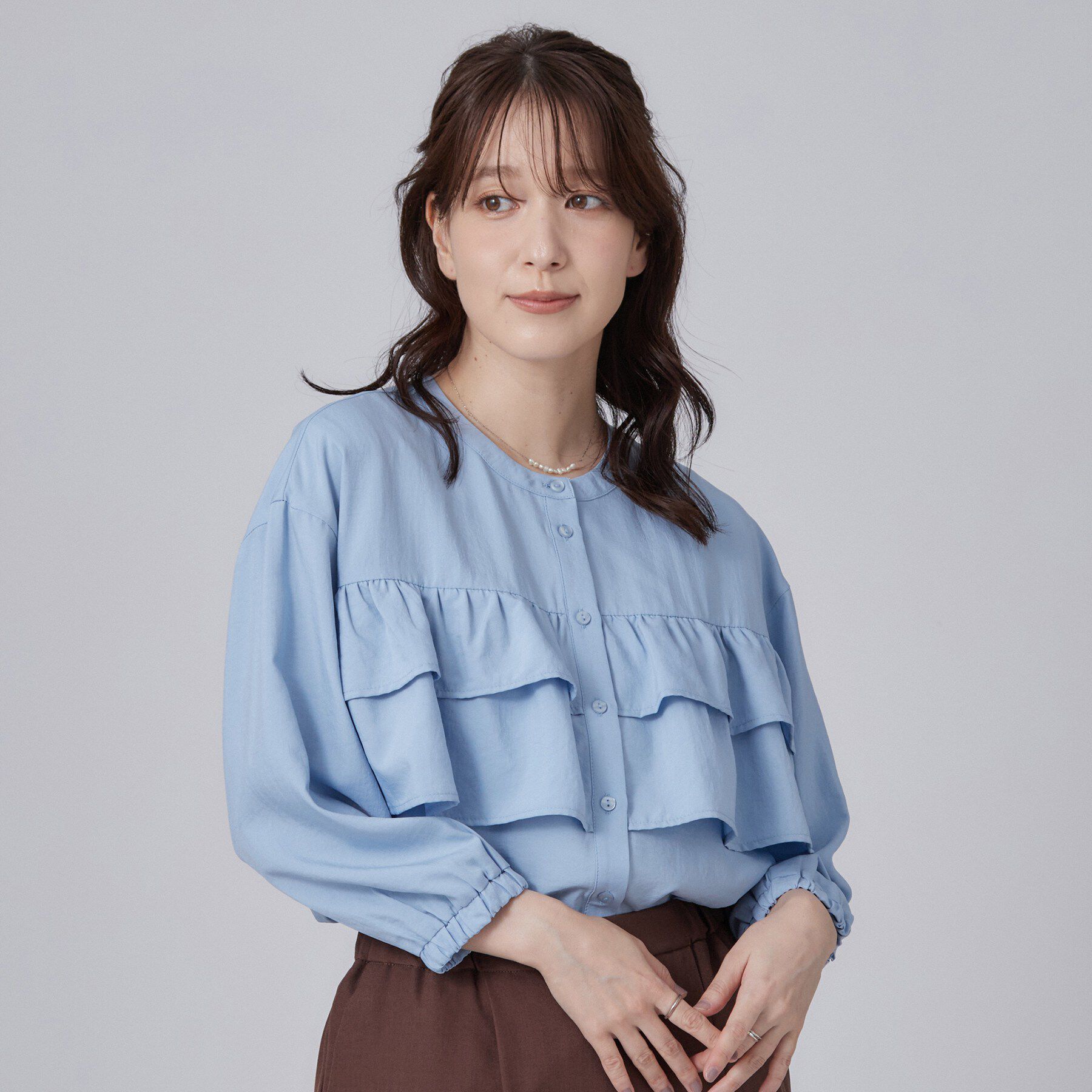 SHOO･LA･RUE「【S-LL/洗濯機可】1枚で華やか フロントティアードブラウス」|シャツ・ブラウス|