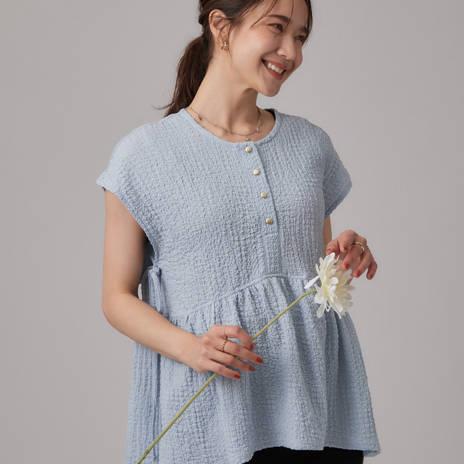 SHOO･LA･RUE「【S-LL/洗濯機可】サイドリボン付き ポコポコペプラムトップス」|Tシャツ・カットソー|サックスブルー(10