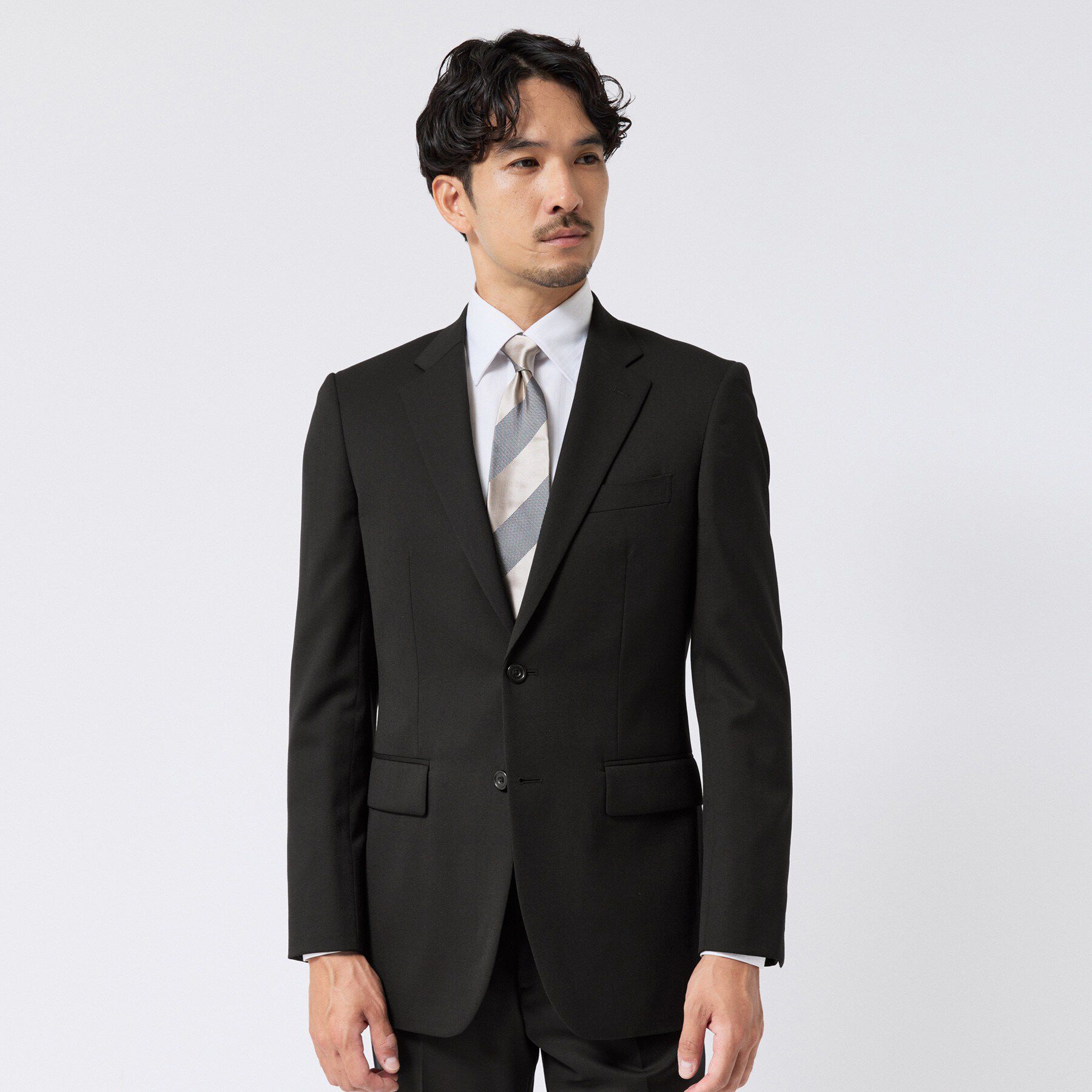 TAKEO KIKUCHI「【冠婚葬祭】Super140&rsquo;s 無地ブラックスーツ／スリーピース対応」|スーツ|