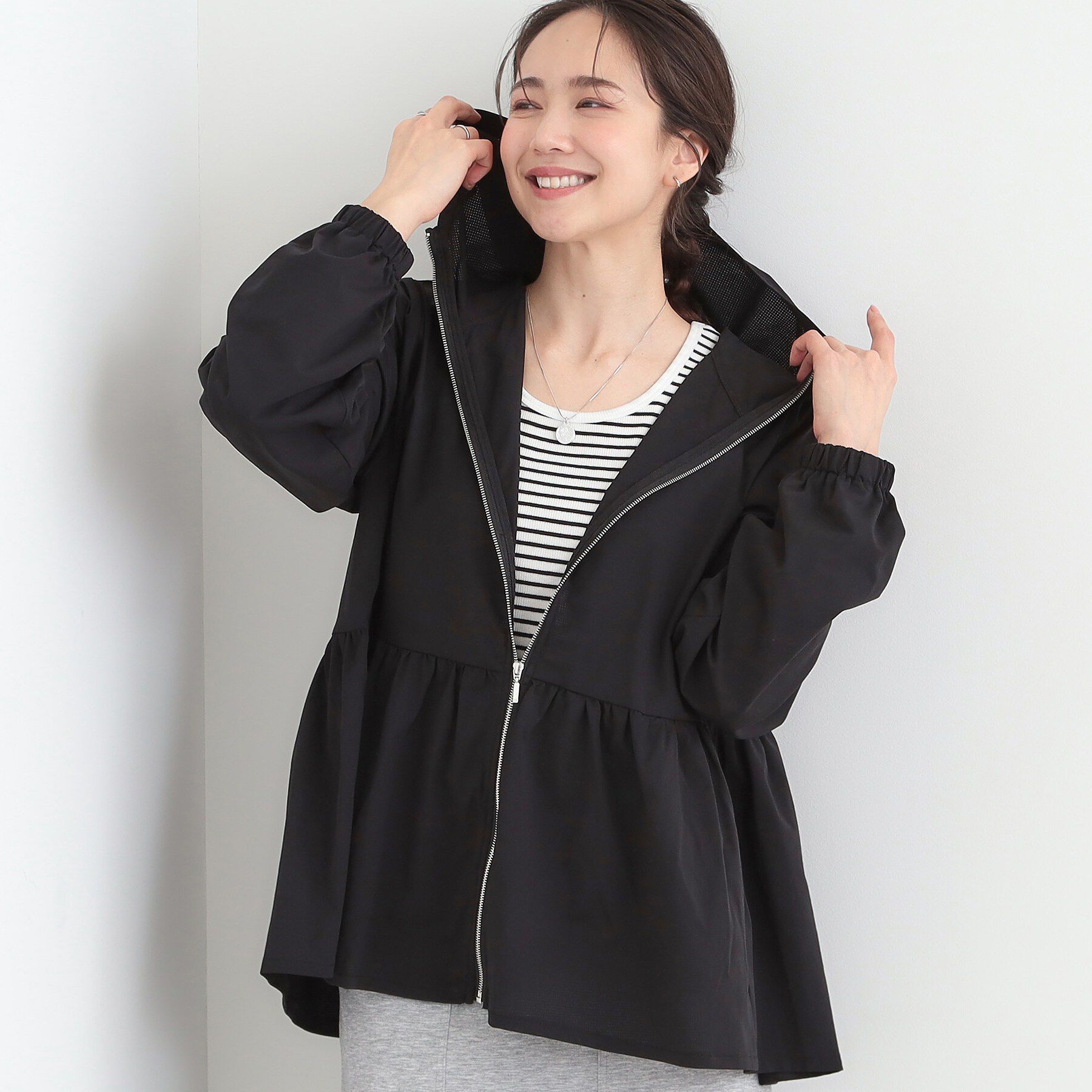 SHOO･LA･RUE「【ひんやり/S-LL/体型カバー】日焼け対策にも女性らしさを UVカットペプラムパーカ」|ブルゾン・スタジャン|ブラック(019)