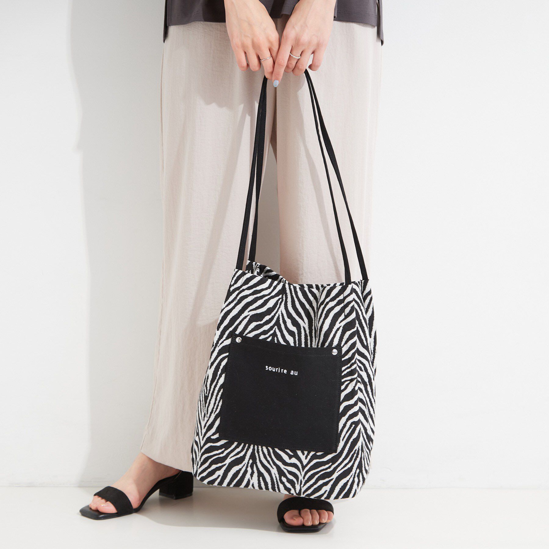 SHOO･LA･RUE「【A4サイズ/柄が選べる】肩掛けしやすい キャンバストートバッグ」|トートバッグ|ブラック(419)