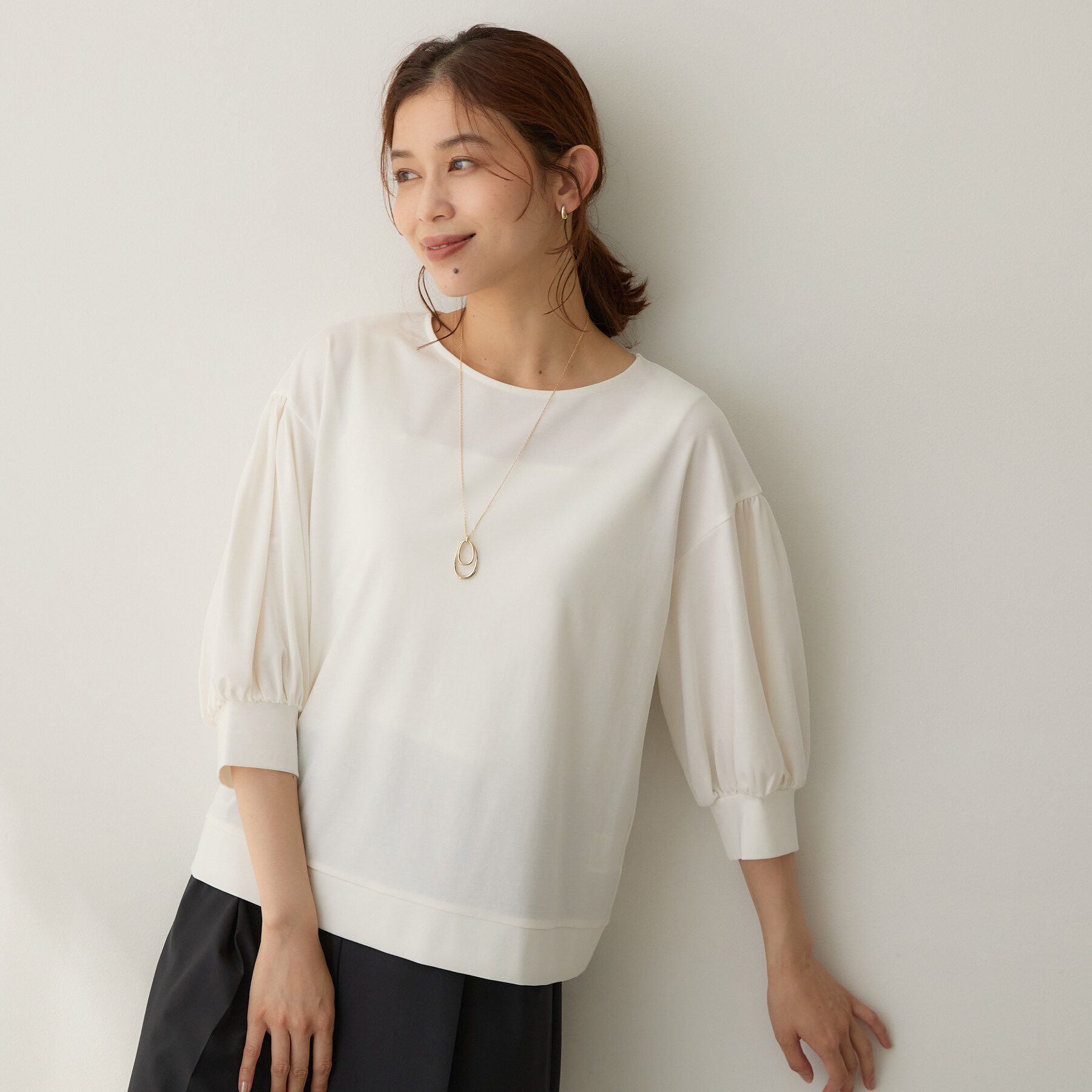UNTITLED「【楽にきれい見え/体型カバー】パフスリーブジャージトップス」|Tシャツ・カットソー|オフホワイト(003