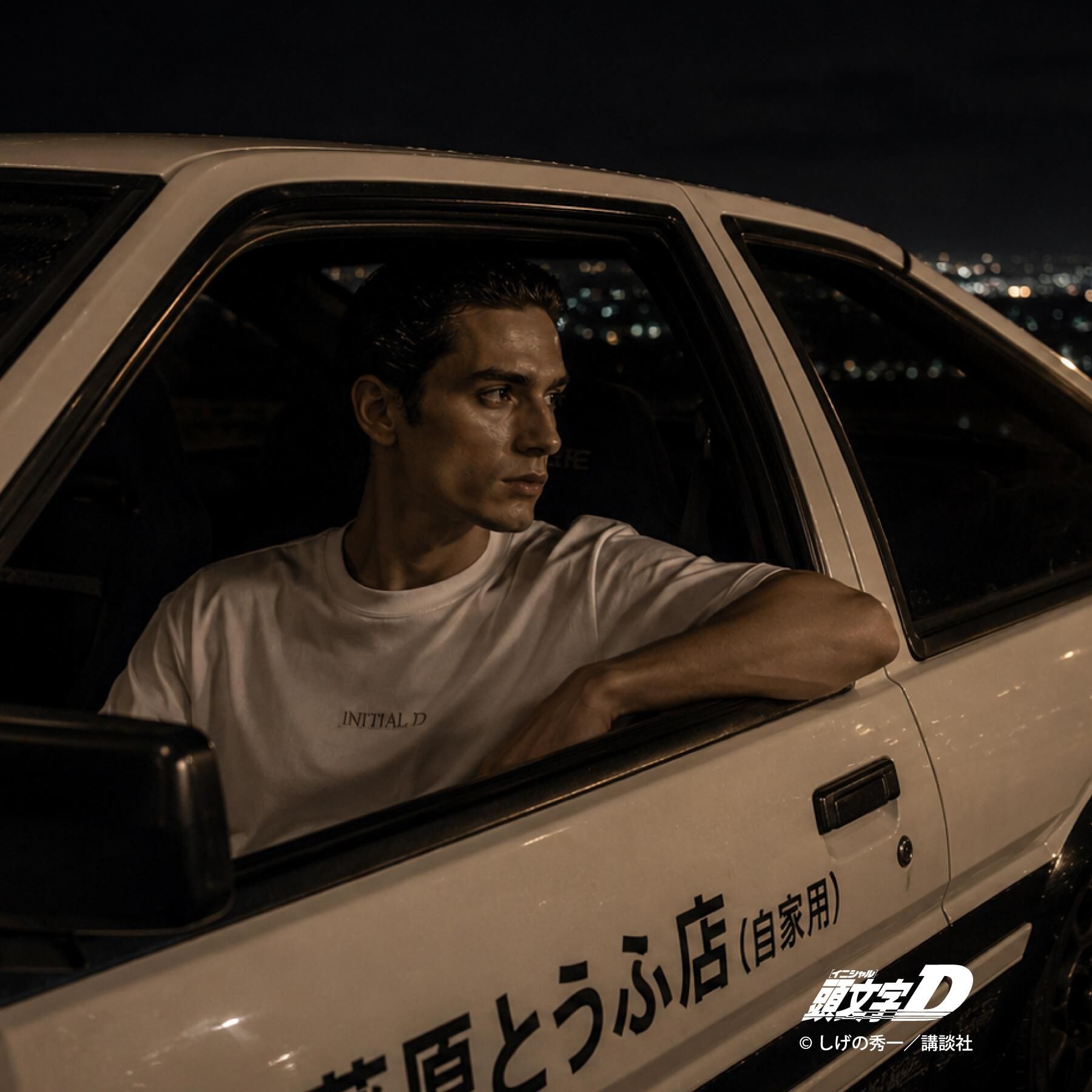 THE SHOP TK「頭文字D 別注 『フジワラ』 グラフィック半袖Tシャツ ステッカー＆チャーム付き」|Tシャツ・カットソー|オフホワイト(003