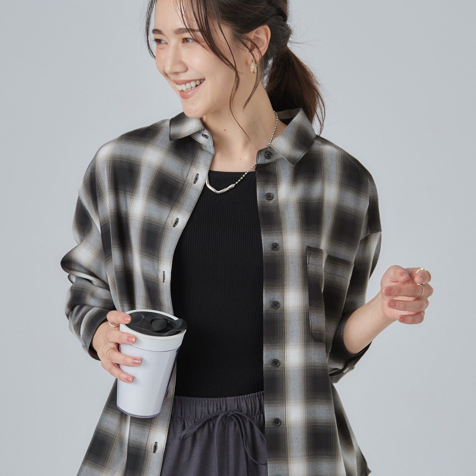 SHOO･LA･RUE「【洗濯後しわになりにくい/S-LL】選べる6パターン 羽織としても活躍する ベーシックシャツ」|シャツ・ブラウス|チャコールグレー(2