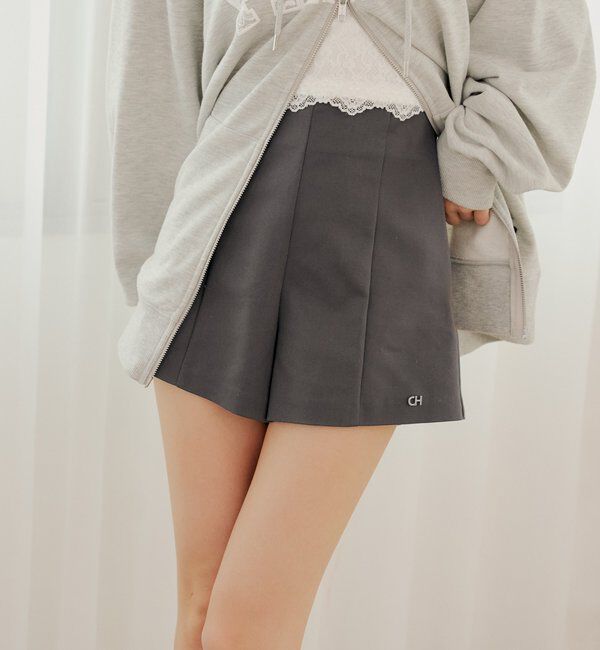  「【2サイズ展開】チャーム付きコンパクトショートパンツ」|チノ|チャコールグレー