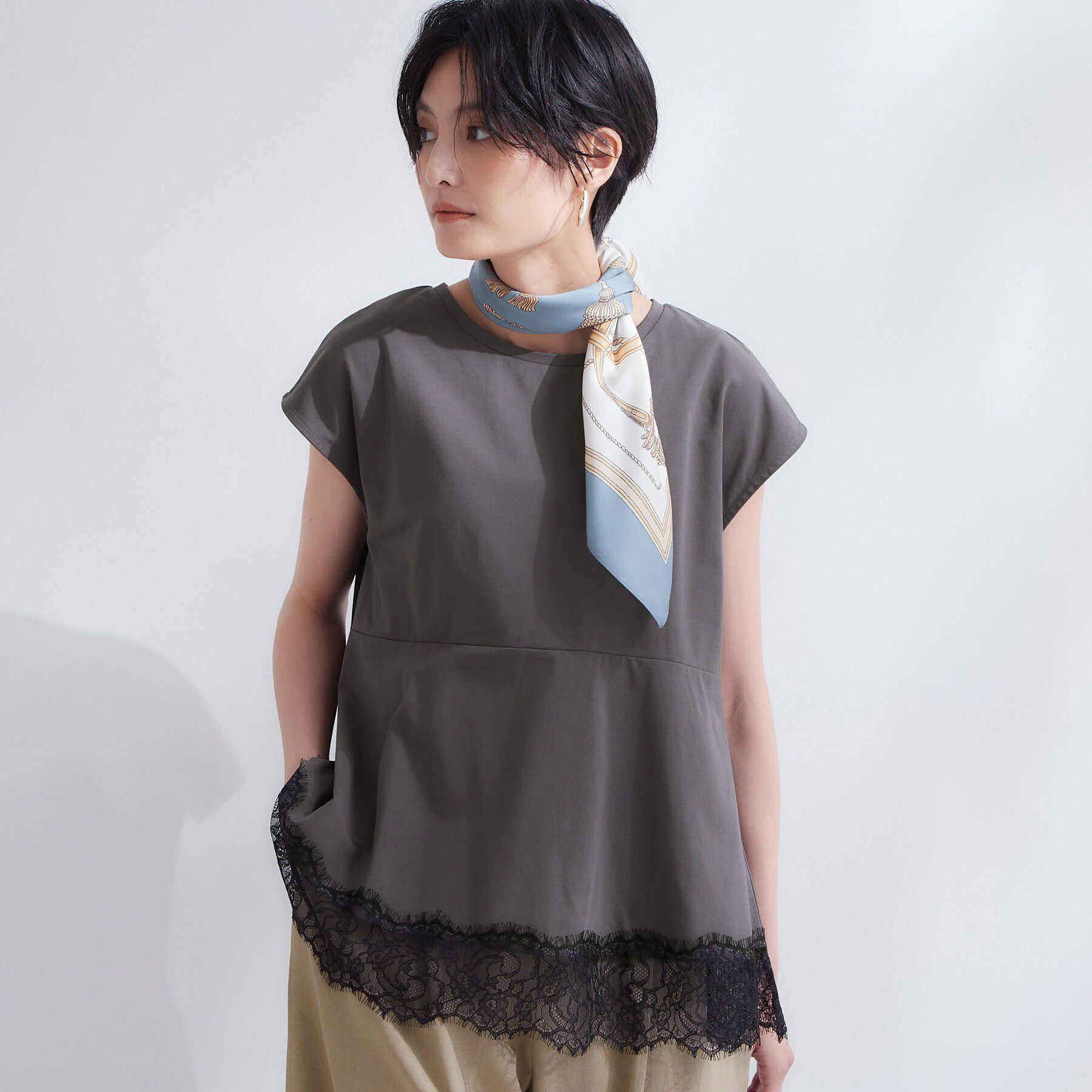 OPAQUE.CLIP「裾レースペプラムカットソー【洗濯機OK】」|Tシャツ・カットソー|チャコールグレー(0