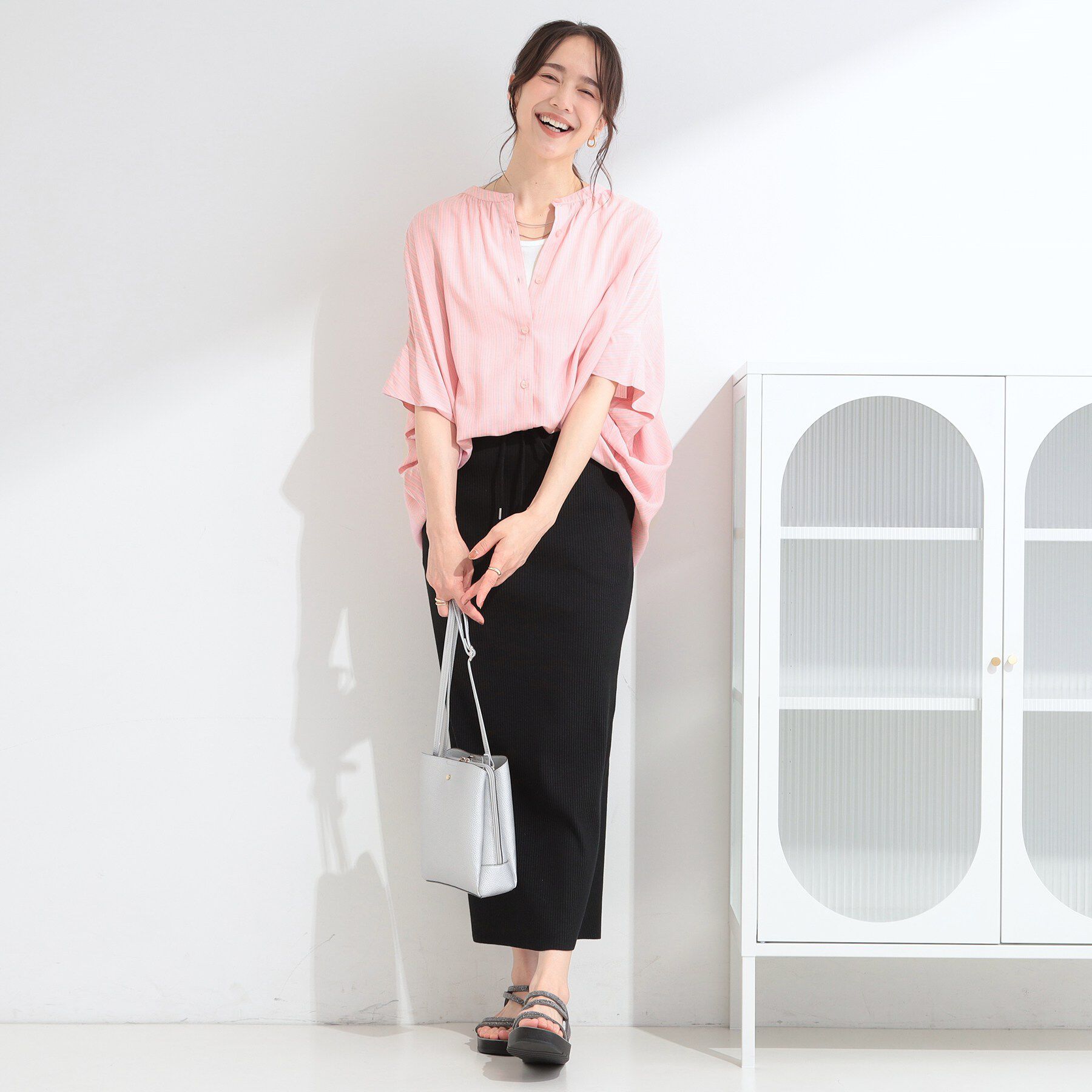SHOO･LA･RUE「【洗濯機可/体型カバー】二の腕隠れる ゆるっとドルマンバンドカラーシャツ」|シャツ・ブラウス|