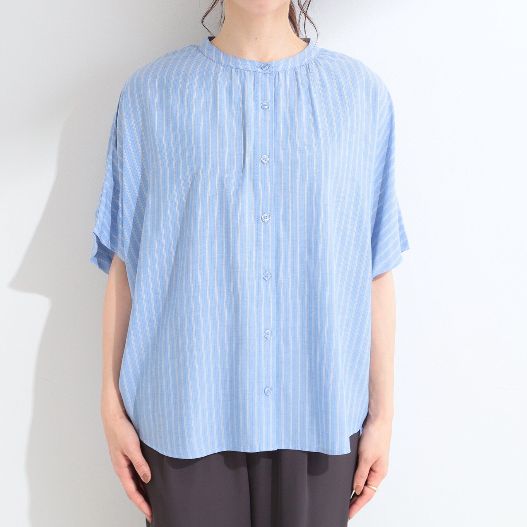 SHOO･LA･RUE「【洗濯機可/体型カバー】二の腕隠れる ゆるっとドルマンバンドカラーシャツ」|シャツ・ブラウス|
