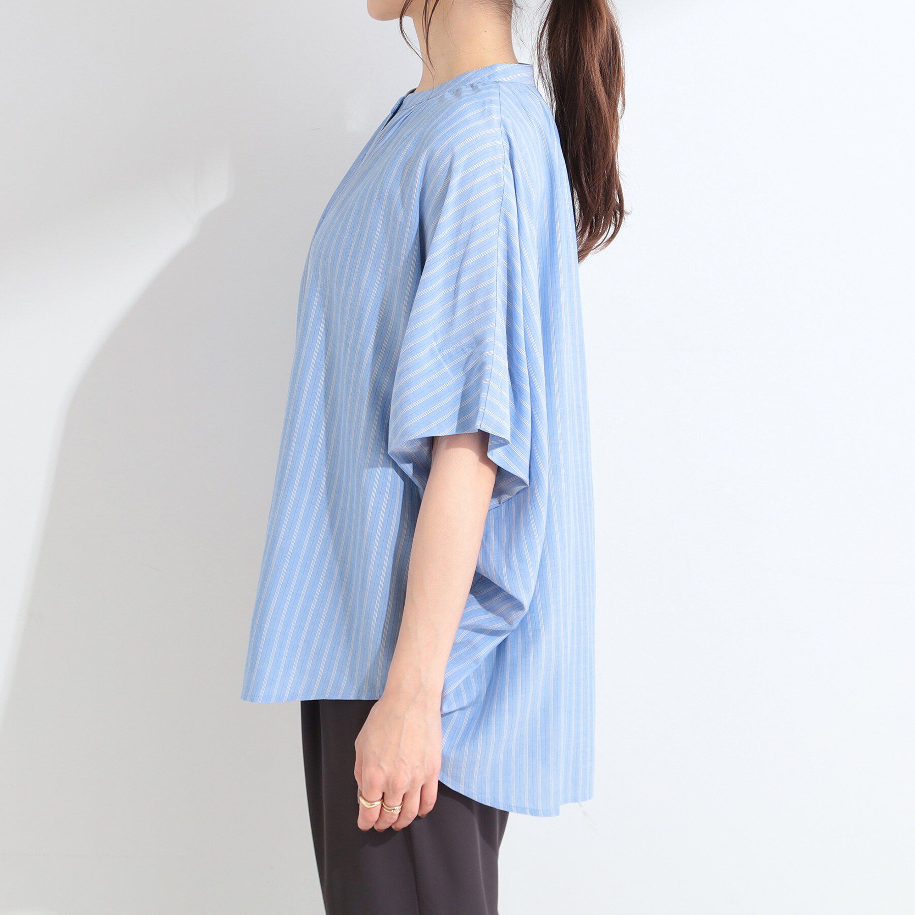SHOO･LA･RUE「【洗濯機可/体型カバー】二の腕隠れる ゆるっとドルマンバンドカラーシャツ」|シャツ・ブラウス|