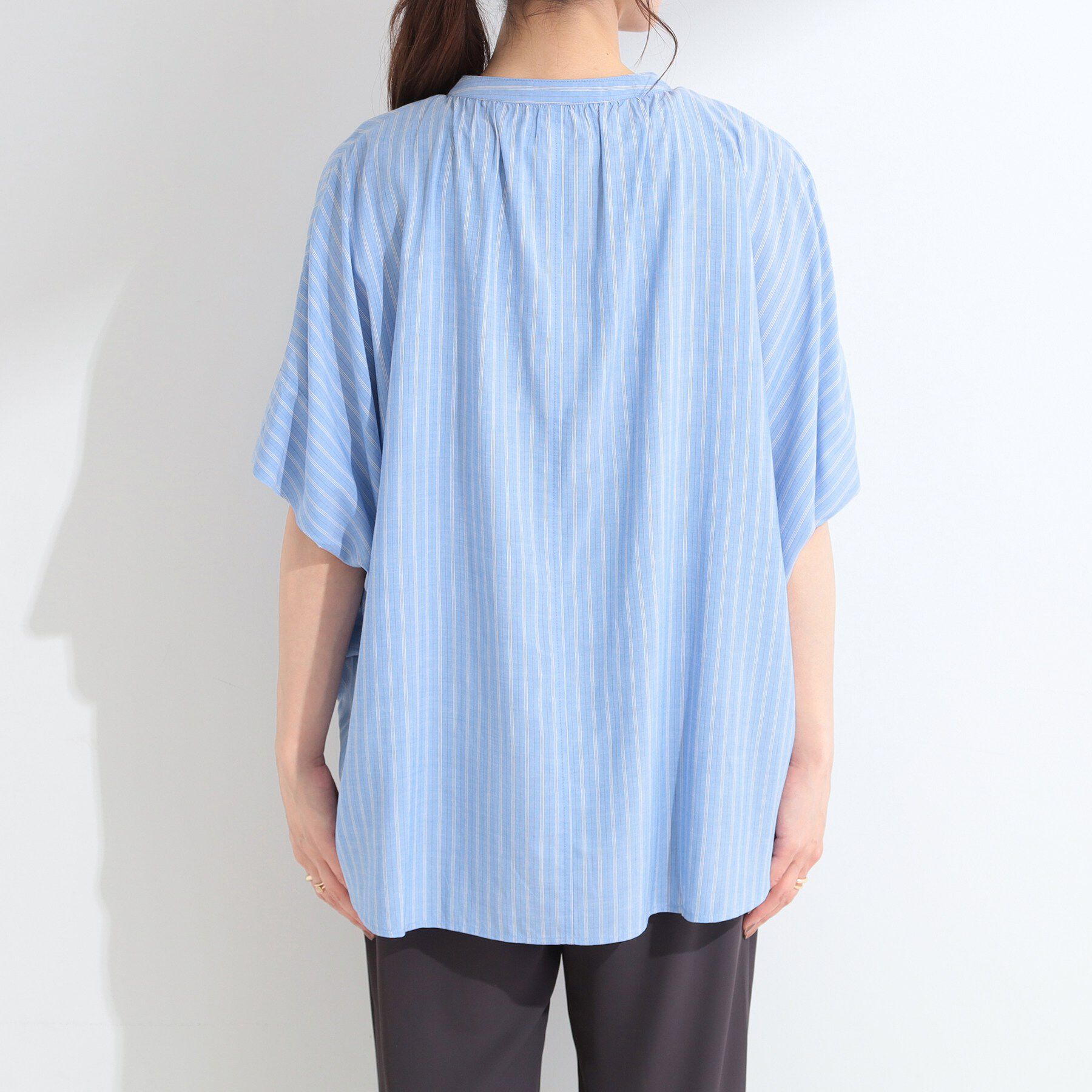 SHOO･LA･RUE「【洗濯機可/体型カバー】二の腕隠れる ゆるっとドルマンバンドカラーシャツ」|シャツ・ブラウス|