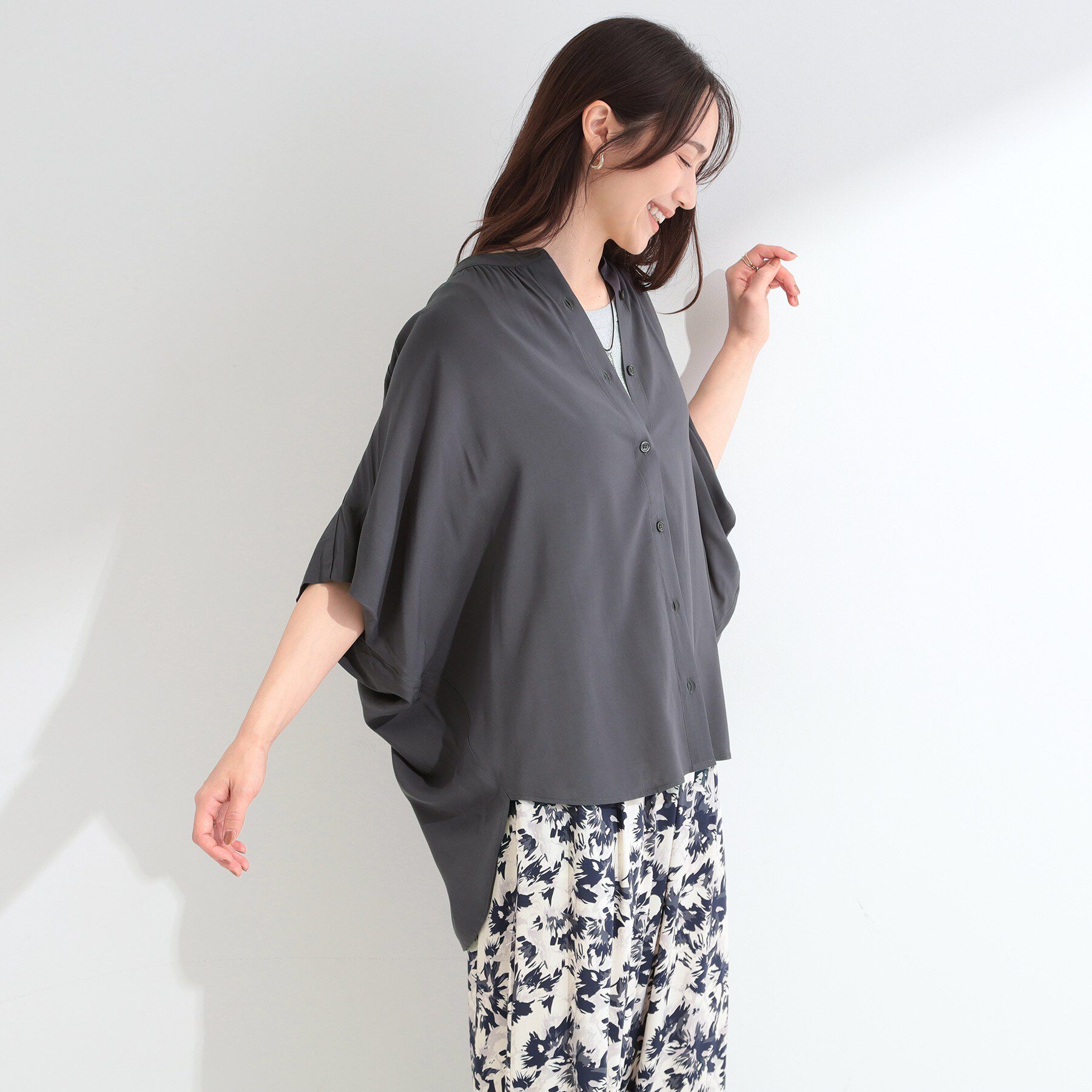 SHOO･LA･RUE「【洗濯機可/体型カバー】二の腕隠れる ゆるっとドルマンバンドカラーシャツ」|シャツ・ブラウス|