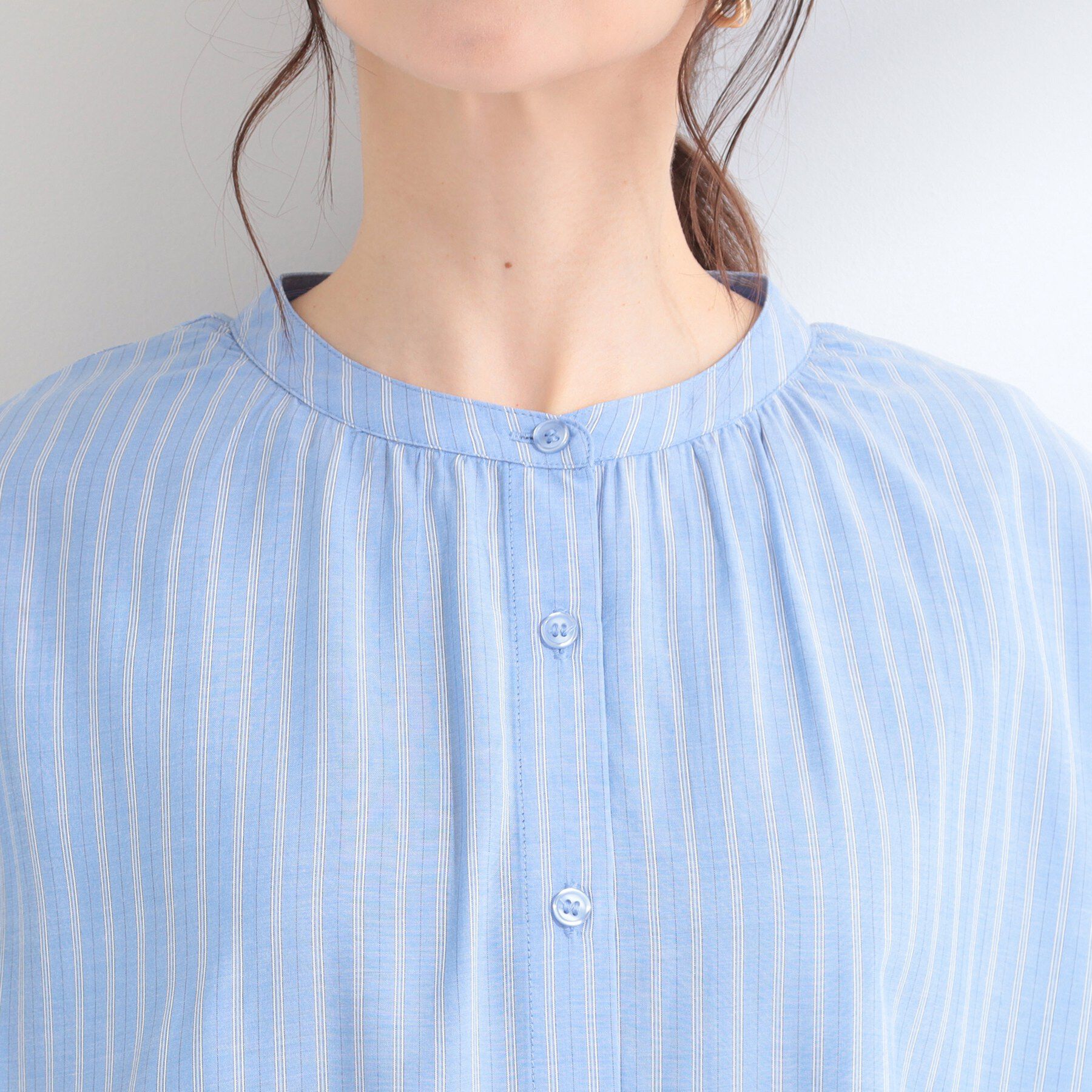 SHOO･LA･RUE「【洗濯機可/体型カバー】二の腕隠れる ゆるっとドルマンバンドカラーシャツ」|シャツ・ブラウス|