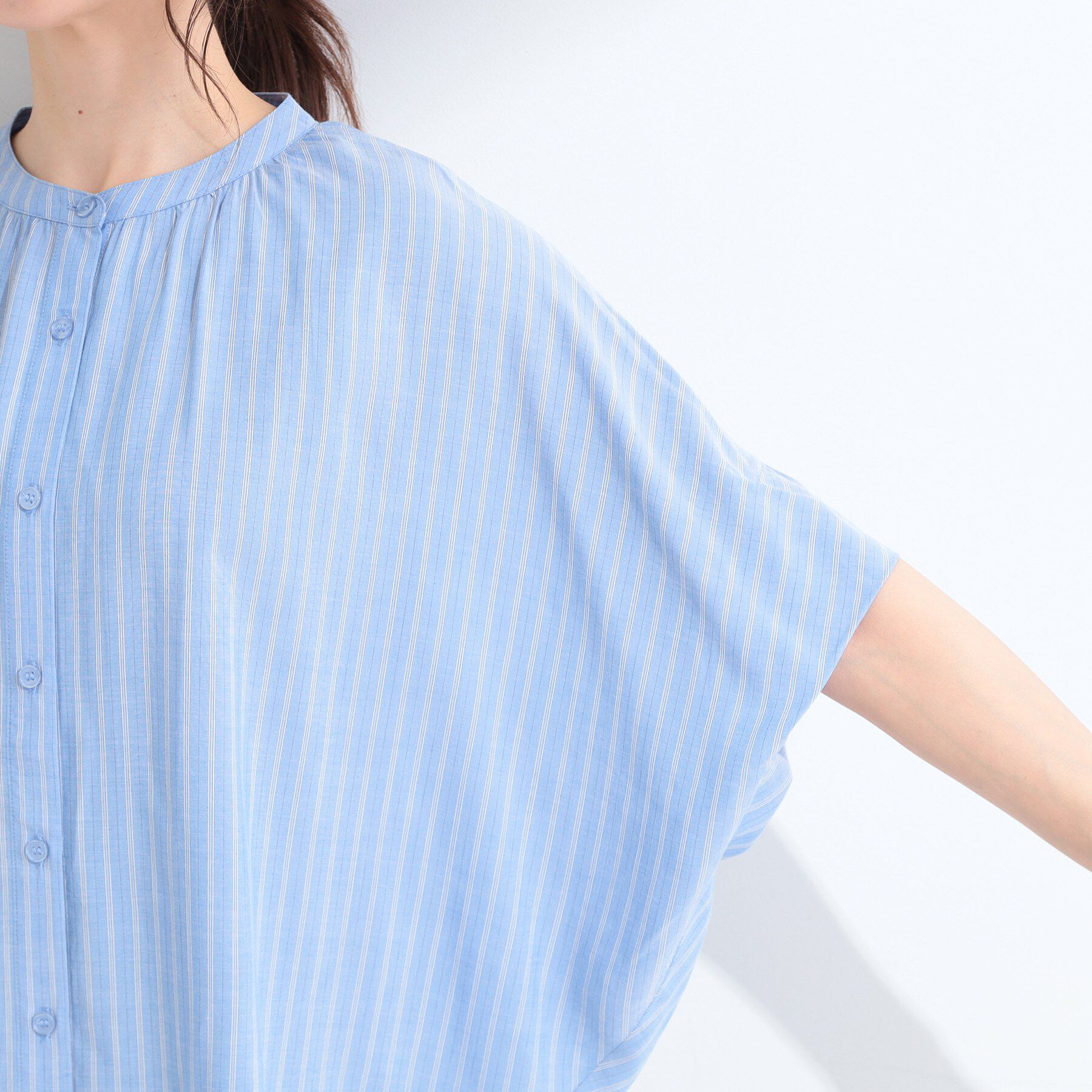 SHOO･LA･RUE「【洗濯機可/体型カバー】二の腕隠れる ゆるっとドルマンバンドカラーシャツ」|シャツ・ブラウス|