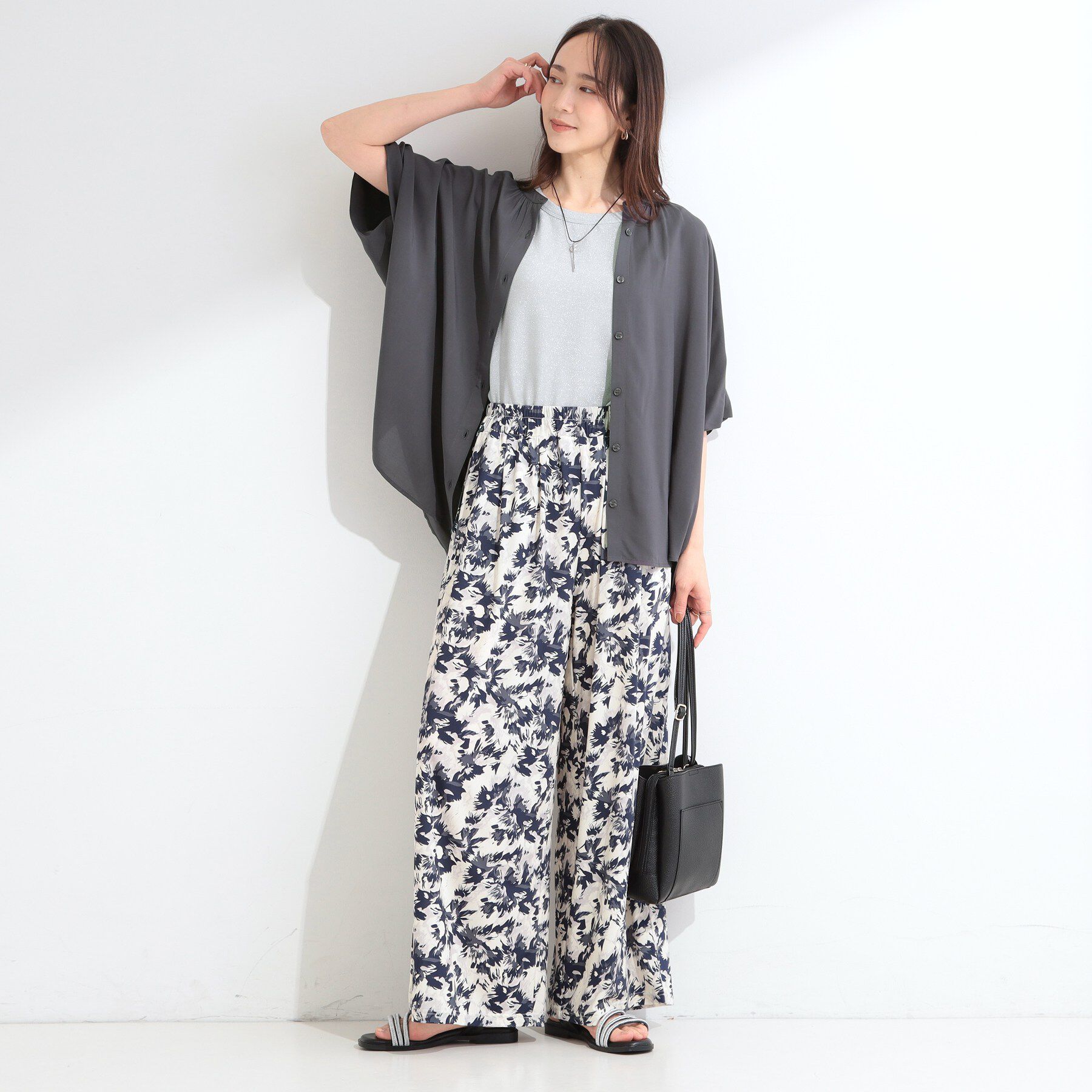 SHOO･LA･RUE「【洗濯機可/体型カバー】二の腕隠れる ゆるっとドルマンバンドカラーシャツ」|シャツ・ブラウス|