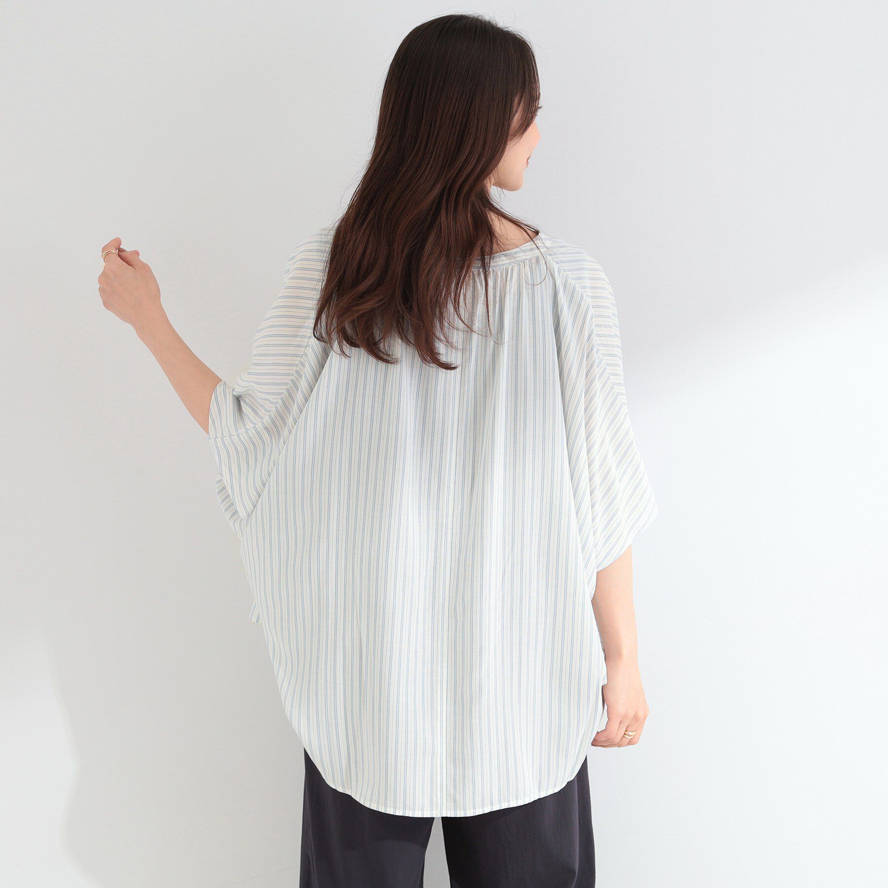 SHOO･LA･RUE「【洗濯機可/体型カバー】二の腕隠れる ゆるっとドルマンバンドカラーシャツ」|シャツ・ブラウス|