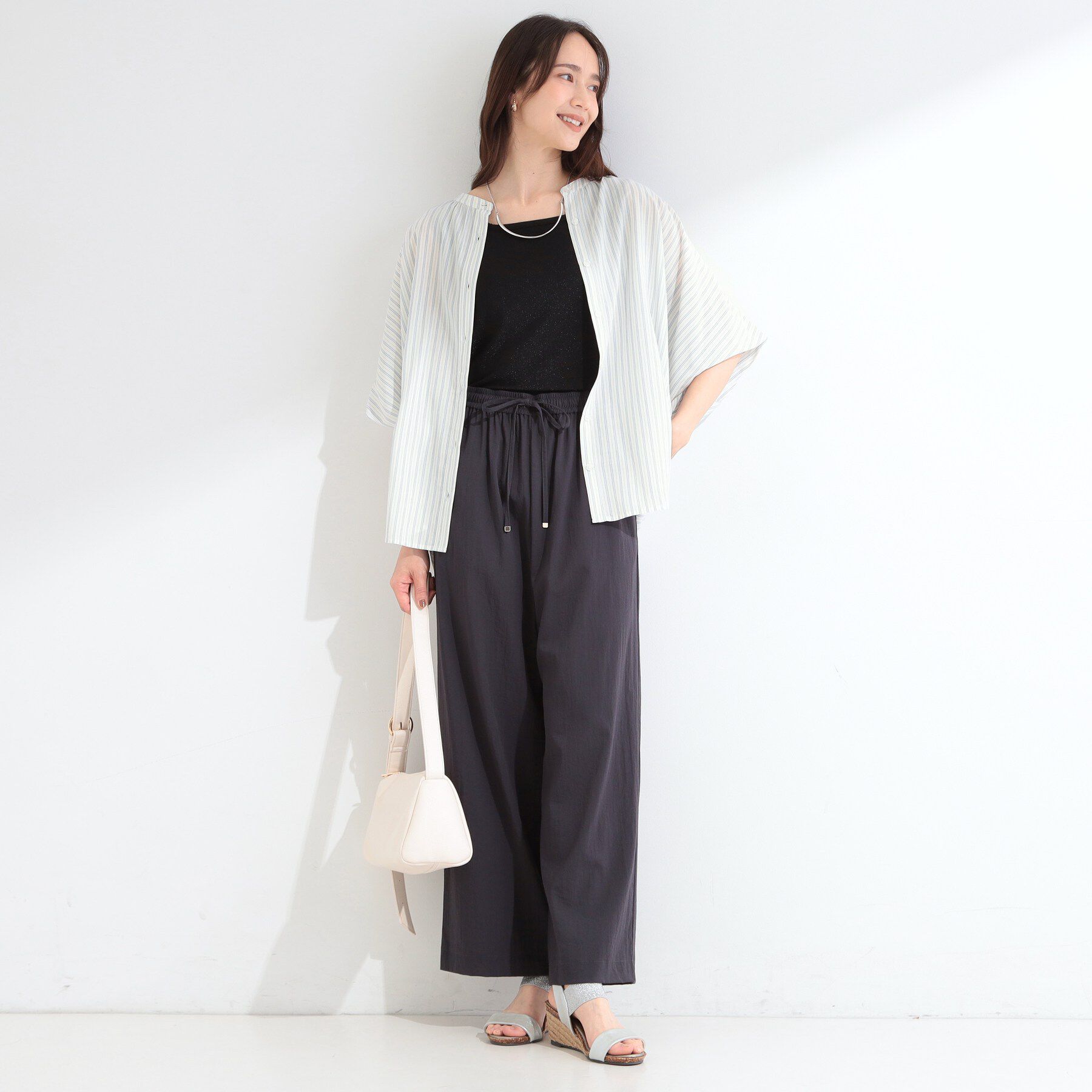 SHOO･LA･RUE「【洗濯機可/体型カバー】二の腕隠れる ゆるっとドルマンバンドカラーシャツ」|シャツ・ブラウス|