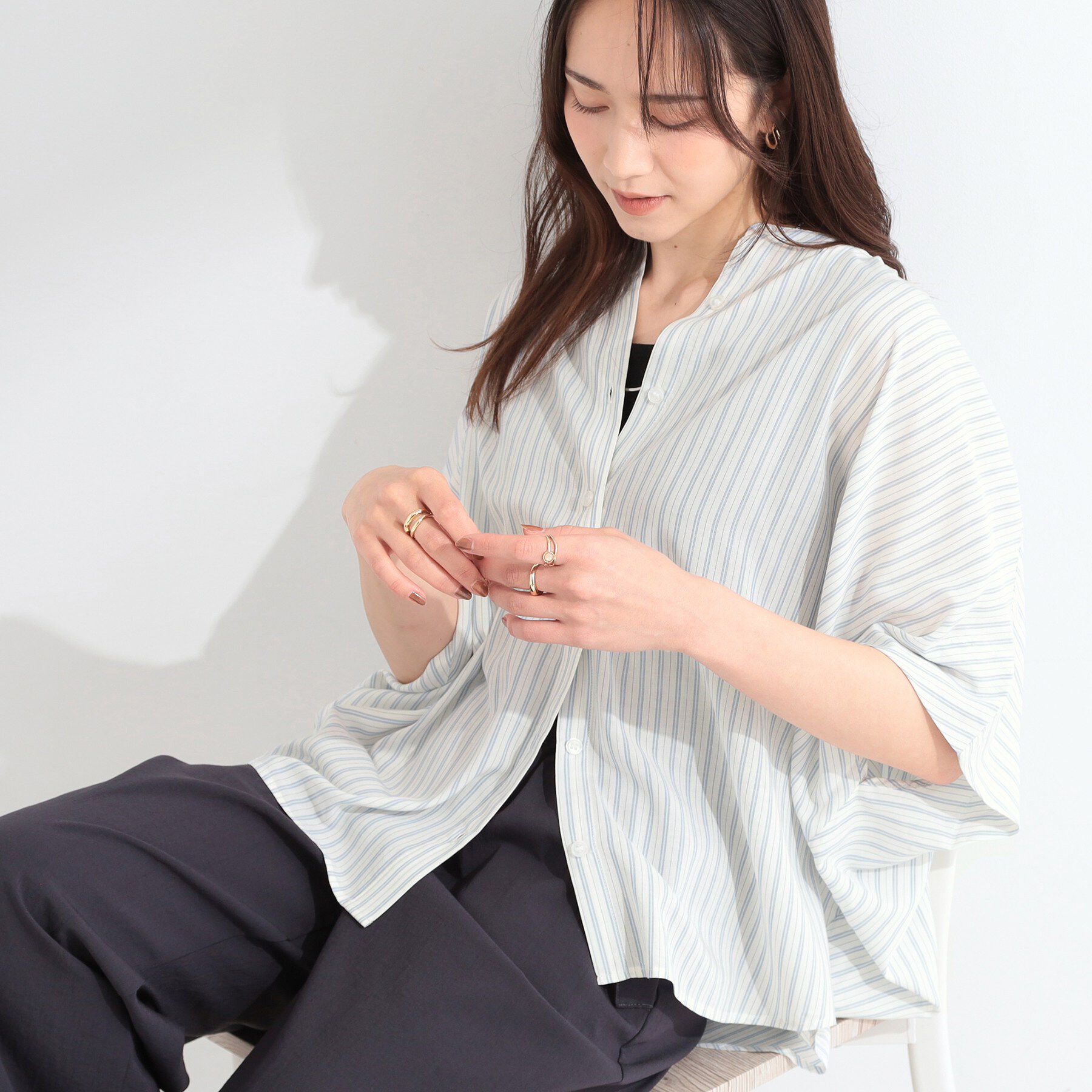 SHOO･LA･RUE「【洗濯機可/体型カバー】二の腕隠れる ゆるっとドルマンバンドカラーシャツ」|シャツ・ブラウス|オフホワイト(303