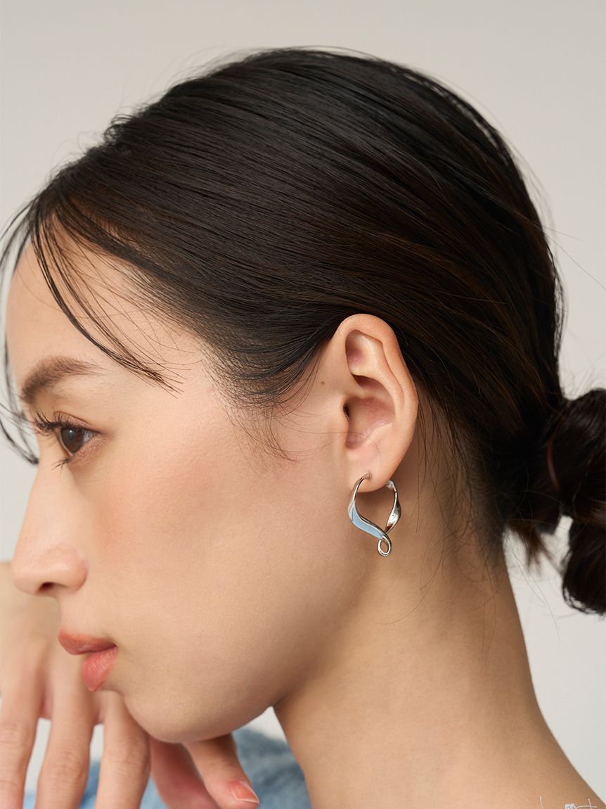 SNIDEL「ツイストハートフープピアス」|ピアス|