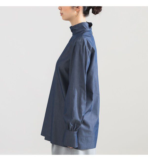 Demi-Luxe BEAMS 「AK+1 / シャンブレー ハイネック ブラウス」|シャツ・ブラウス|