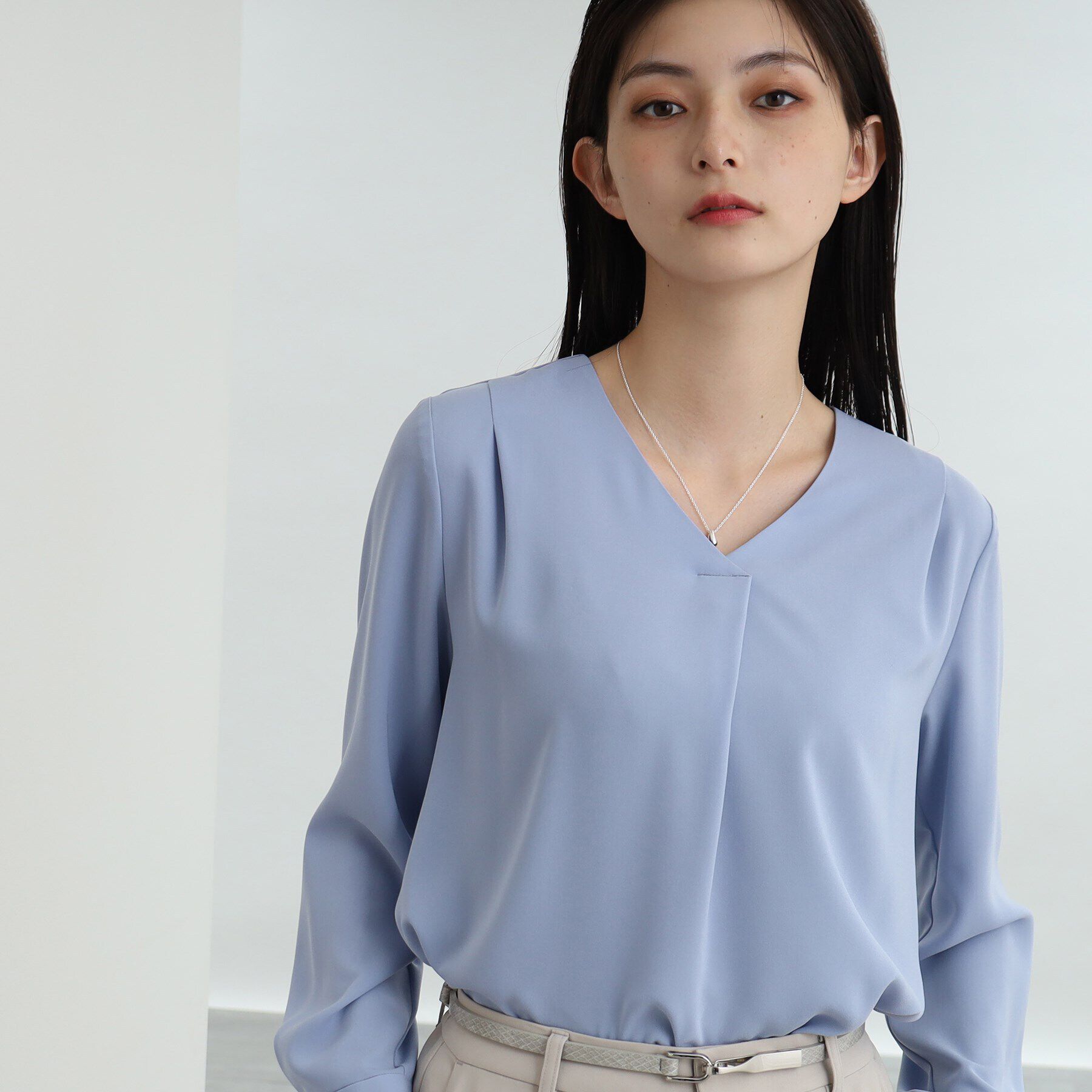 INDIVI「【洗える/通勤/UV/吸水速乾】Vネックブラウス」|シャツ・ブラウス|サックス(690)
