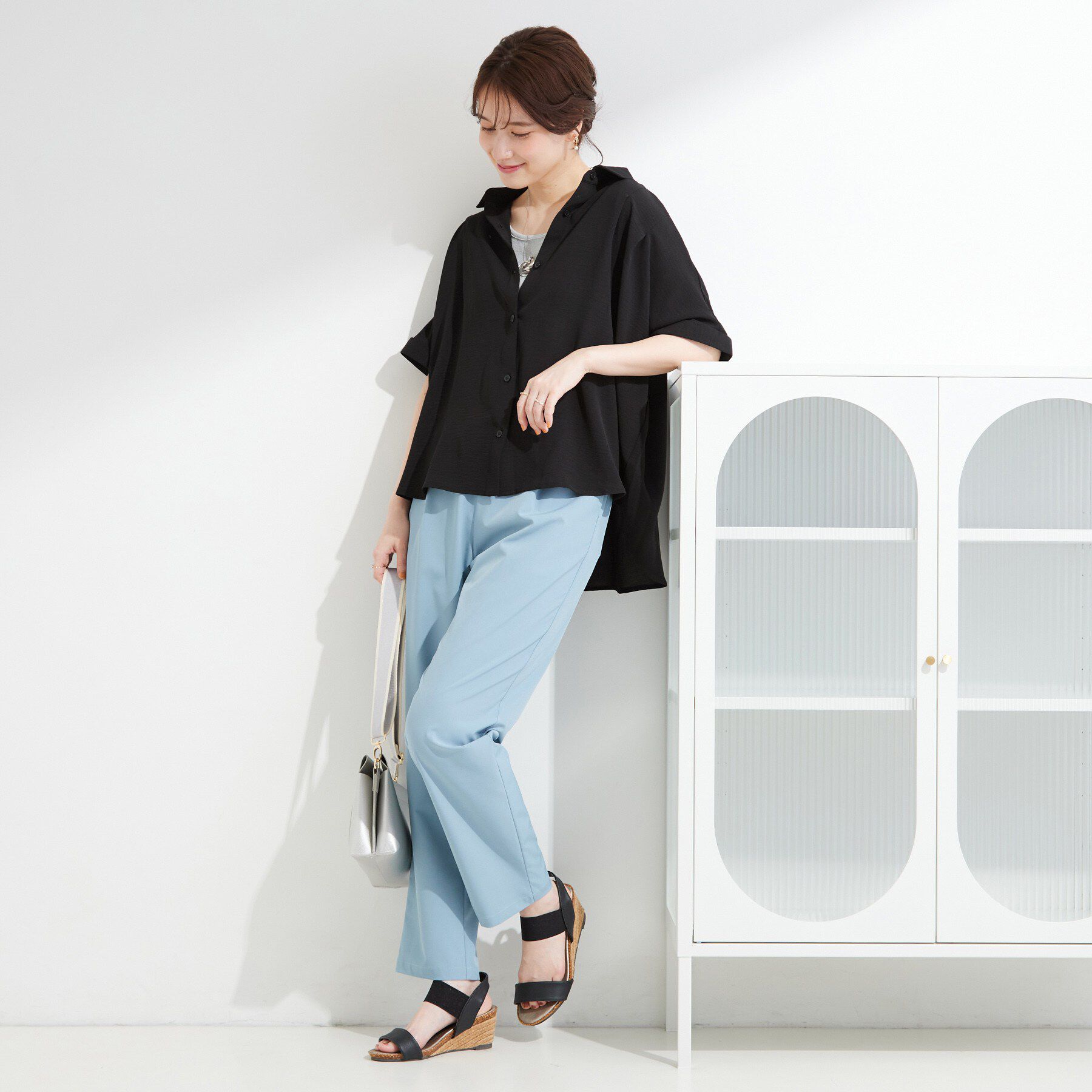 SHOO･LA･RUE「【洗濯後しわになりにくい/体型カバー】二の腕も隠せる　お袖ロールアップ半袖シャツ」|シャツ・ブラウス|