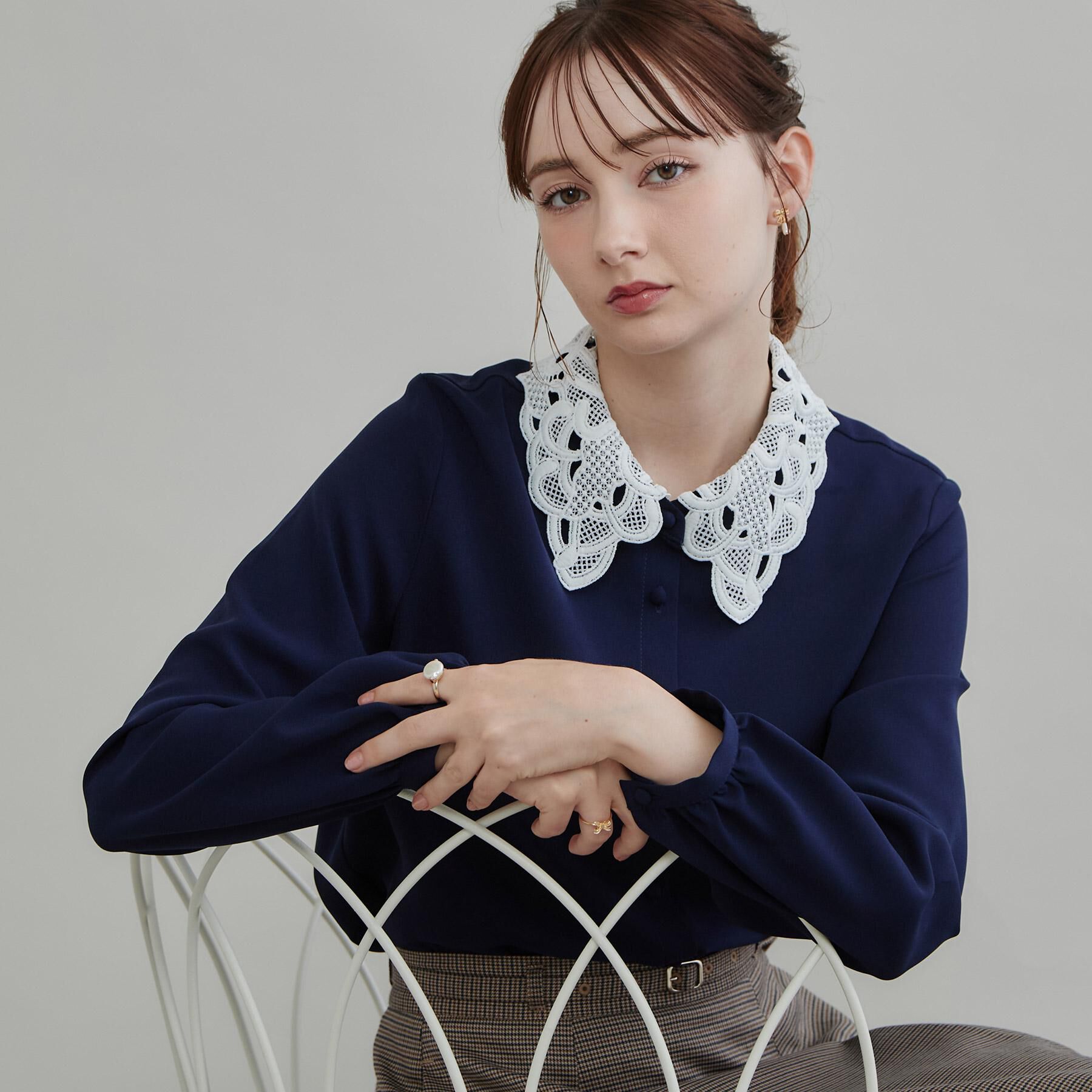 Couture broach「【お顔まわり彩る】レース衿ジョーゼットブラウス」|シャツ・ブラウス|ネイビー(594)