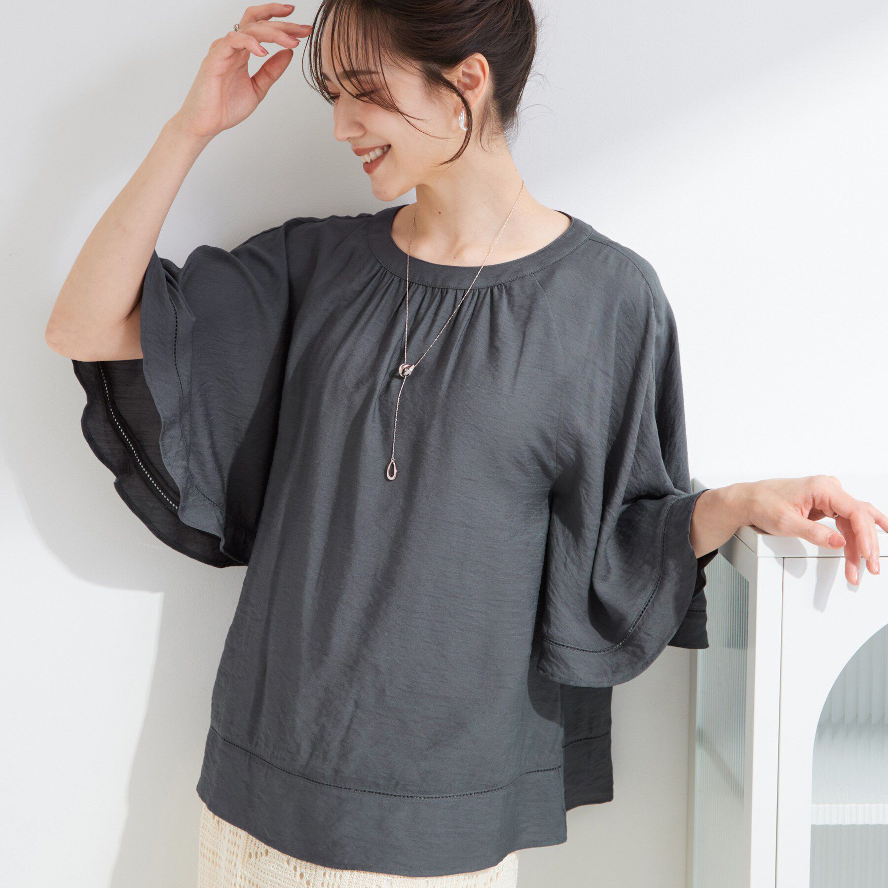 SHOO･LA･RUE「【S-LL/洗濯機可/体型カバー】はしごレースがポイント スラブポンチョ風ブラウス」|シャツ・ブラウス|チャコールグレー(0