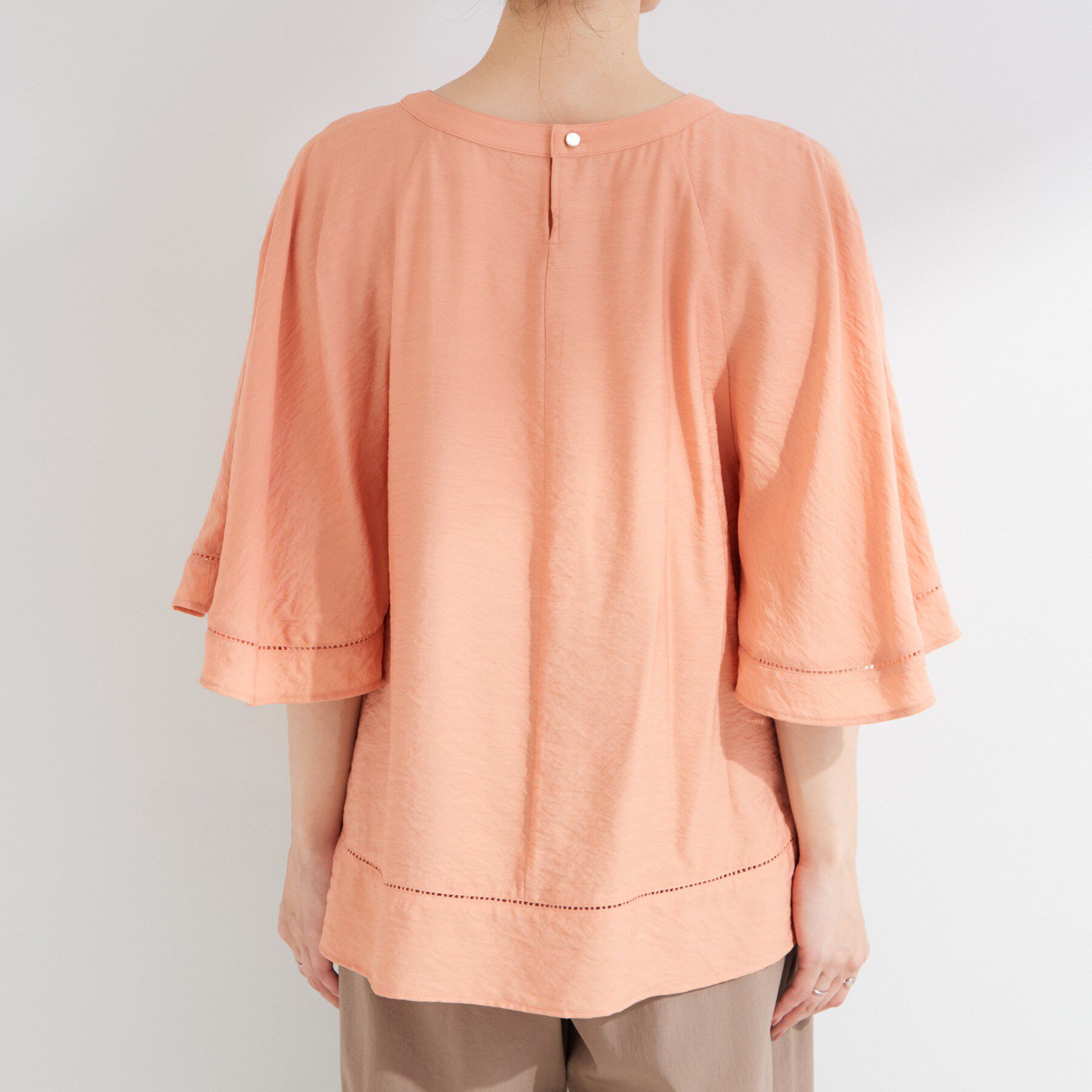 SHOO･LA･RUE「【S-LL/洗濯機可/体型カバー】はしごレースがポイント スラブポンチョ風ブラウス」|シャツ・ブラウス|