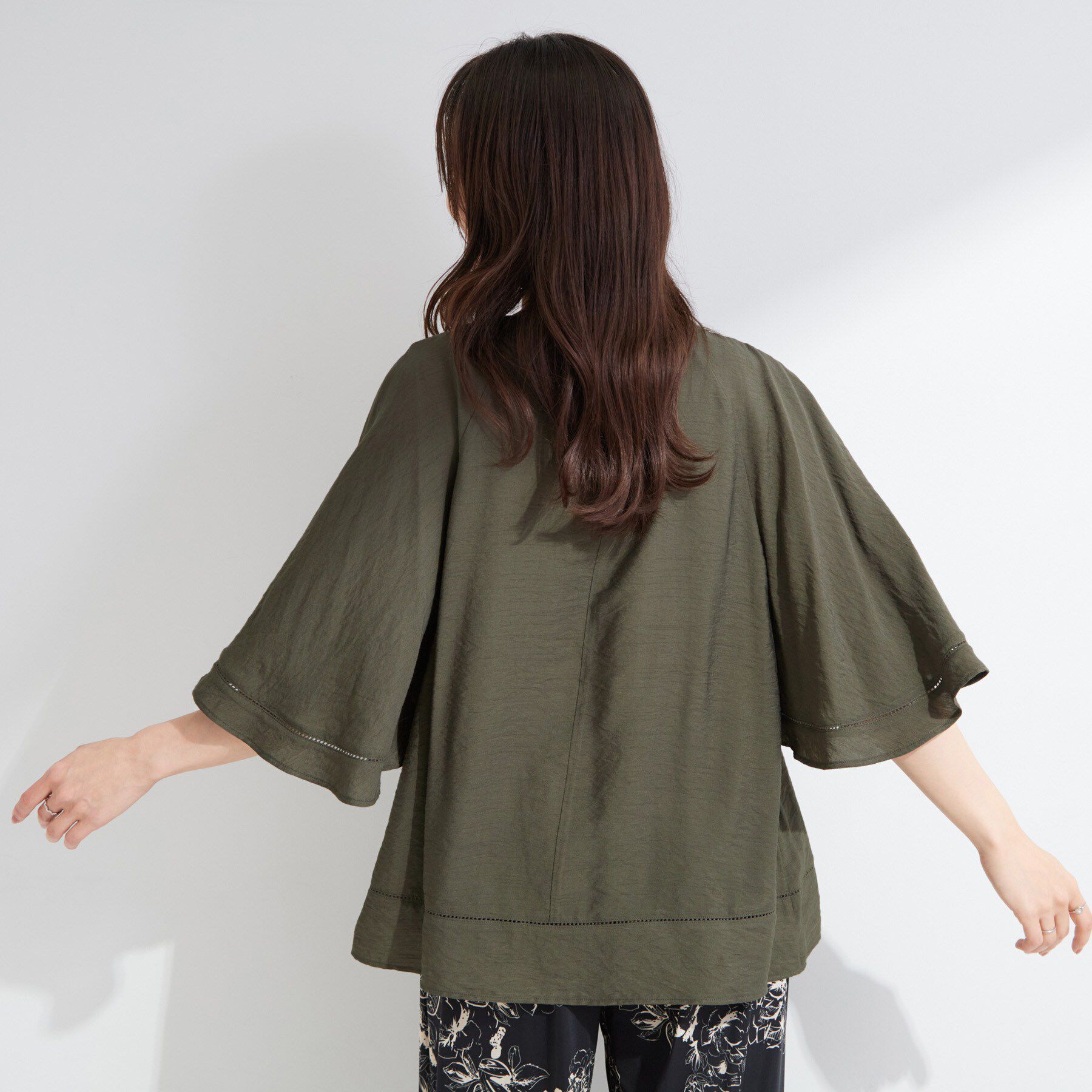 SHOO･LA･RUE「【S-LL/洗濯機可/体型カバー】はしごレースがポイント スラブポンチョ風ブラウス」|シャツ・ブラウス|