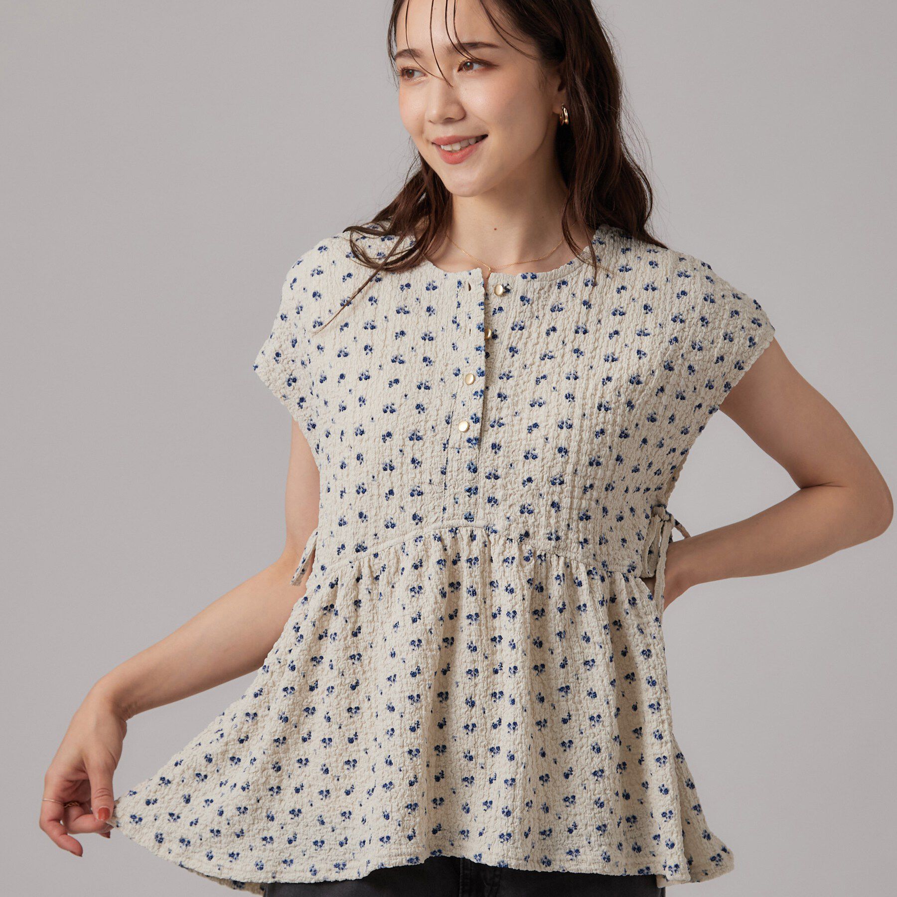 SHOO･LA･RUE「【S-LL/洗濯機可】サイドリボン付き ポコポコペプラムトップス」|Tシャツ・カットソー|アイボリー(013)