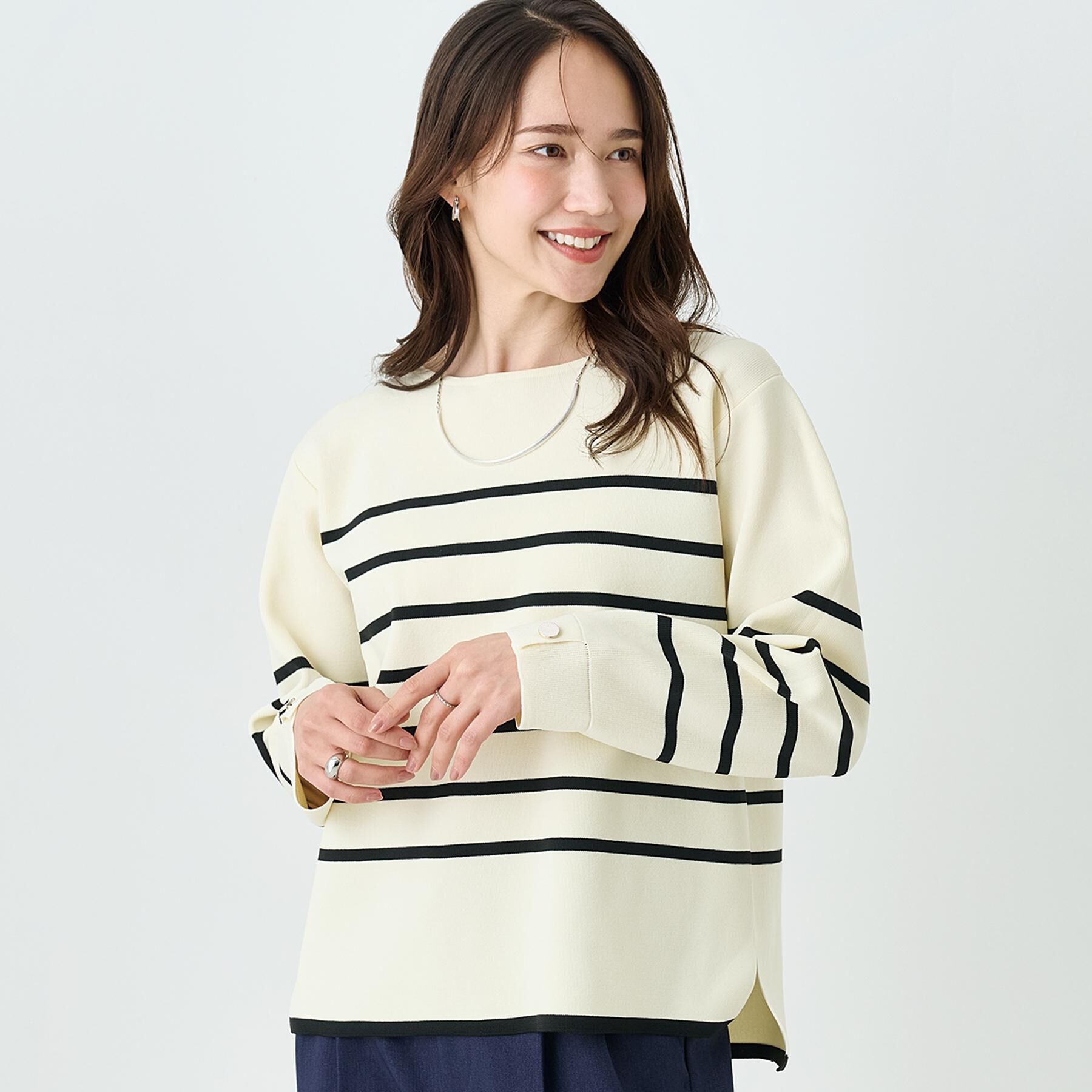 SHOO･LA･RUE「【洗濯機可/S-LL】抜け感ある着こなしに 金ボタン付き スポンディッシュ クルーネックニット」|ニット・セーター|