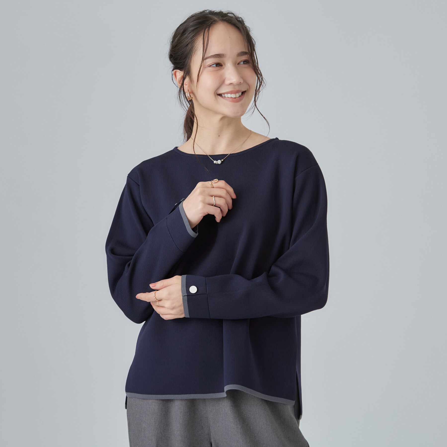 SHOO･LA･RUE「【洗濯機可/S-LL】抜け感ある着こなしに 金ボタン付き スポンディッシュ クルーネックニット」|ニット・セーター|