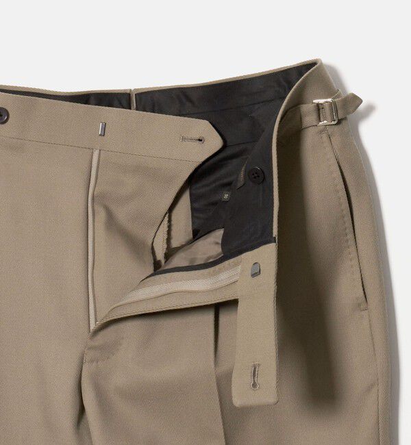 UNITED ARROWS「カバートクロス ツイル サイドアジャスター 1プリーツ テーパード スラックス」|チノ|