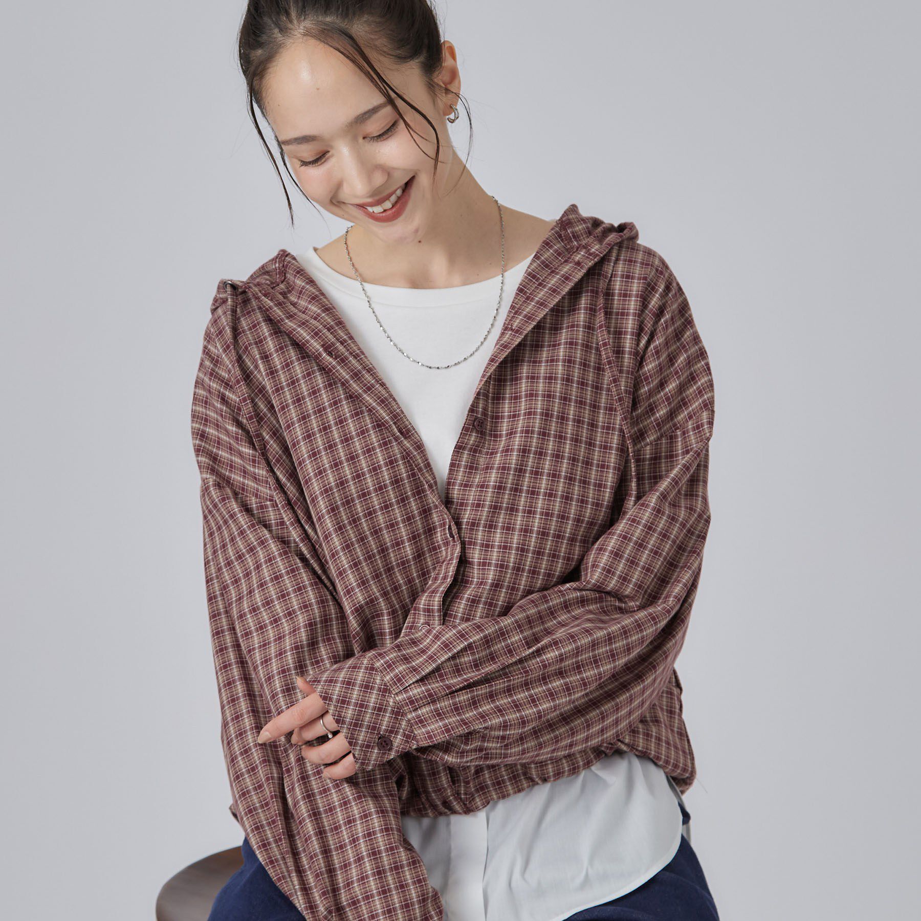 SHOO･LA･RUE「【S-LL/洗濯機可】大人カジュアルに。裾ドロスト フードチェックシャツ」|シャツ・ブラウス|ボルドー(264)