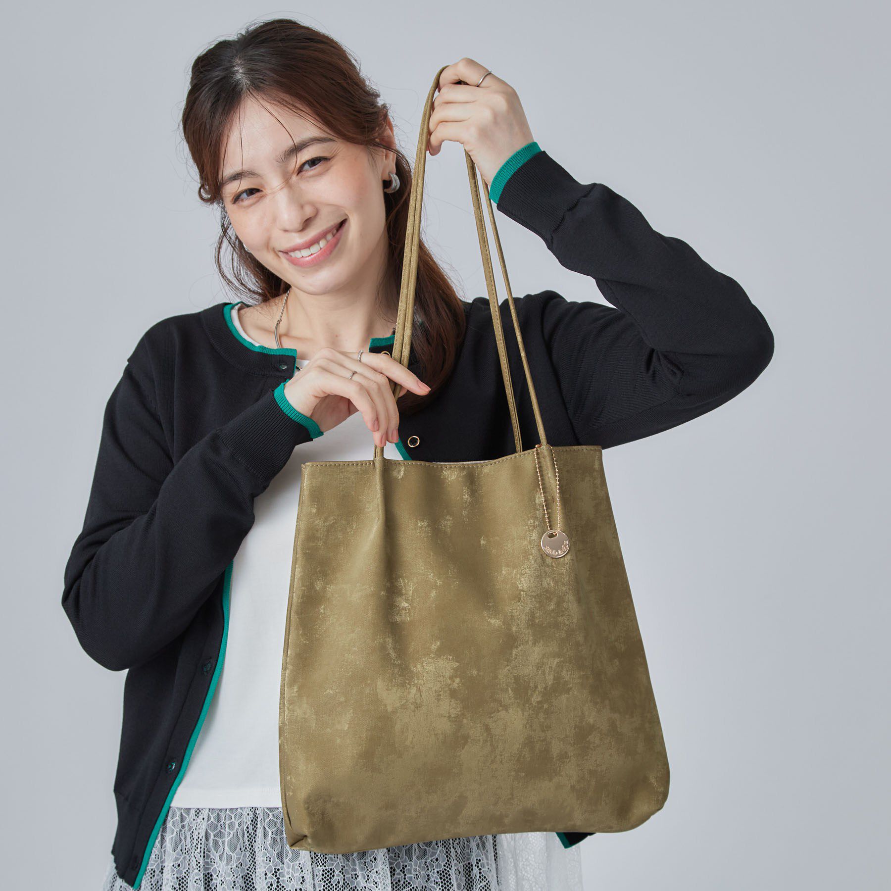 SHOO･LA･RUE「光沢生地つまみハンドルトートバッグ」|トートバッグ|カーキ(027)